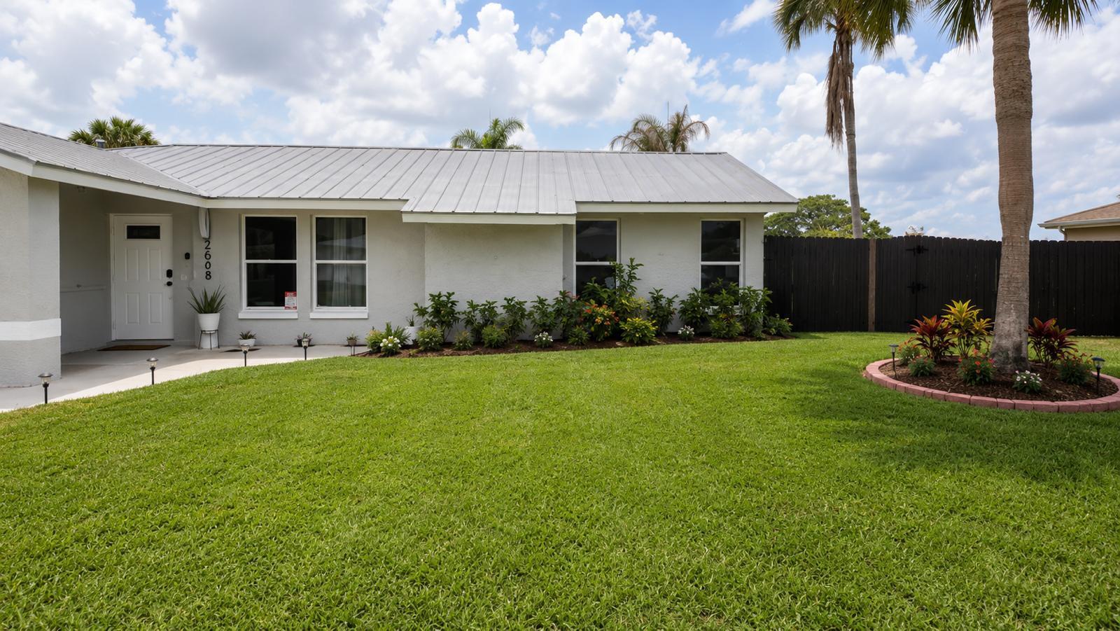 2068 Se Triumph Road Property Photo 2
