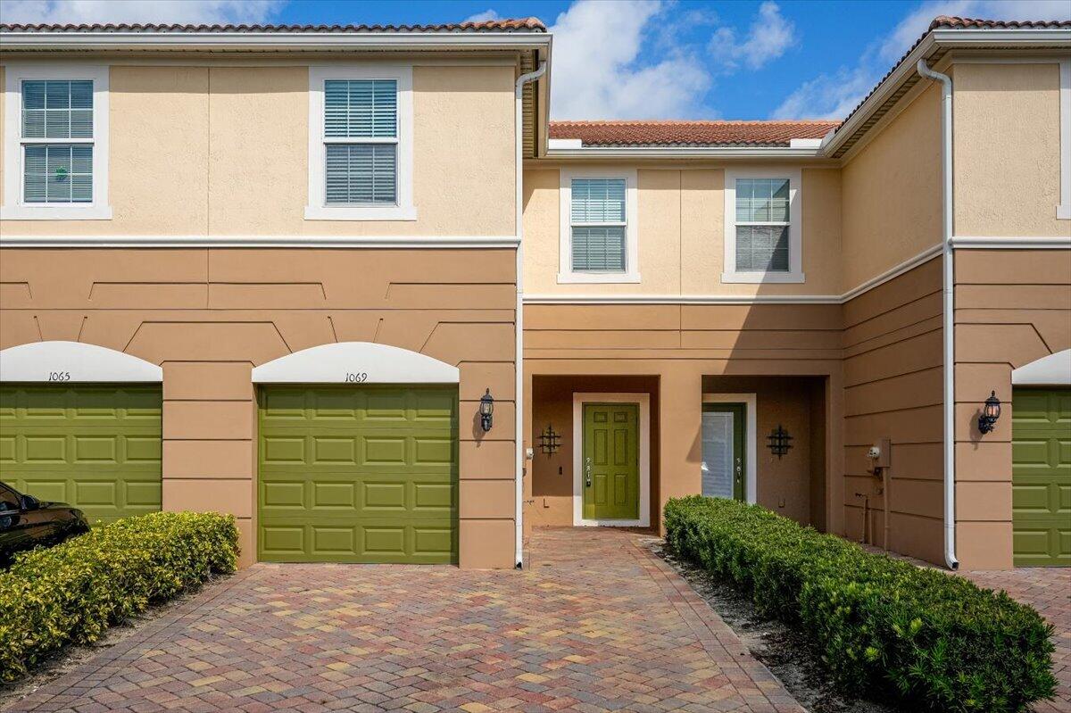 1069 Normandie Way Property Photo 2