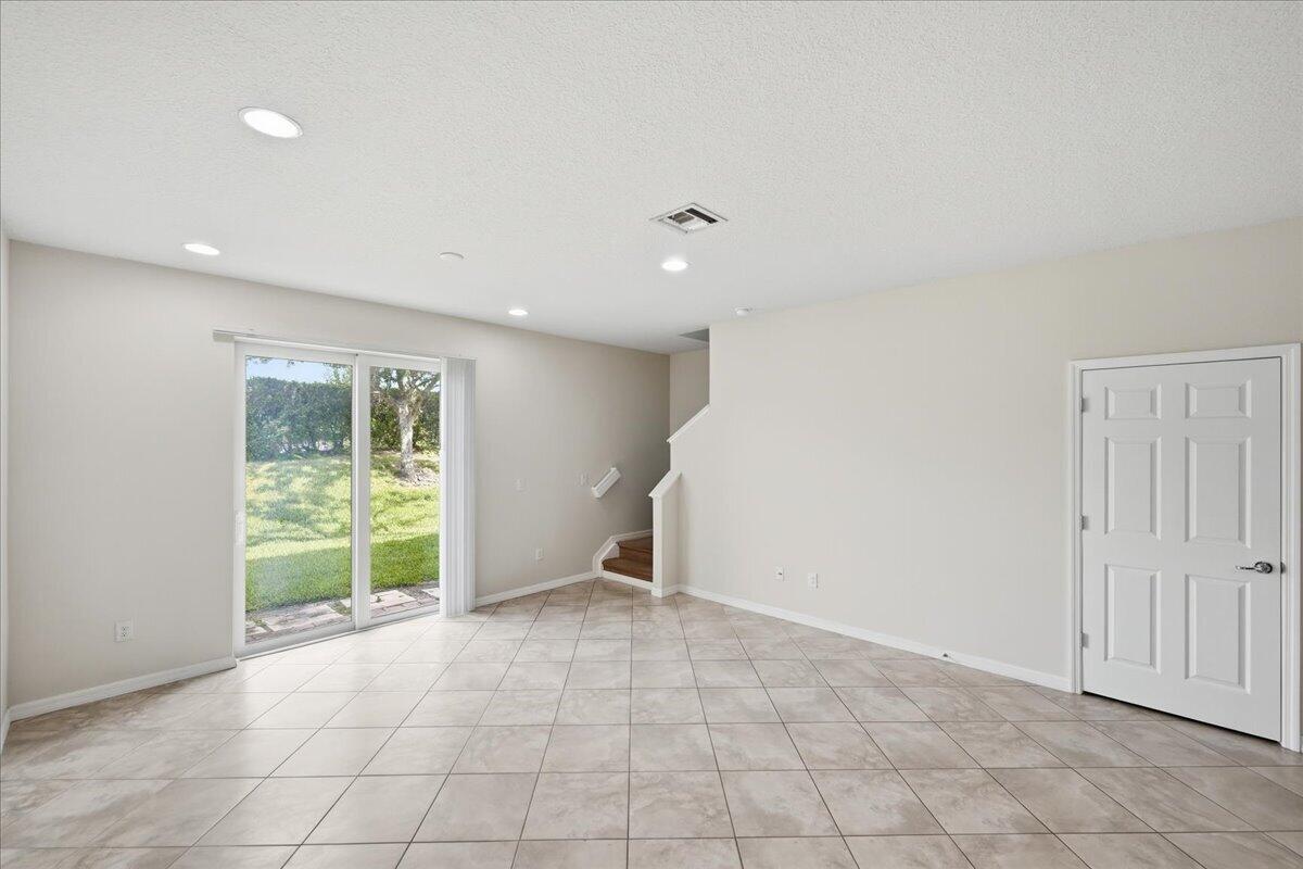 1069 Normandie Way Property Photo 10