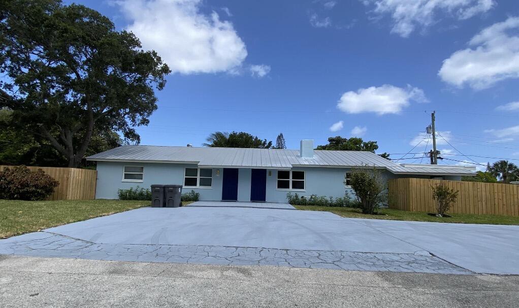 1867 Windsor Drive Property Photo 2