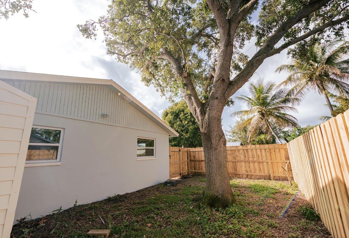 1867 Windsor Drive Property Photo 12