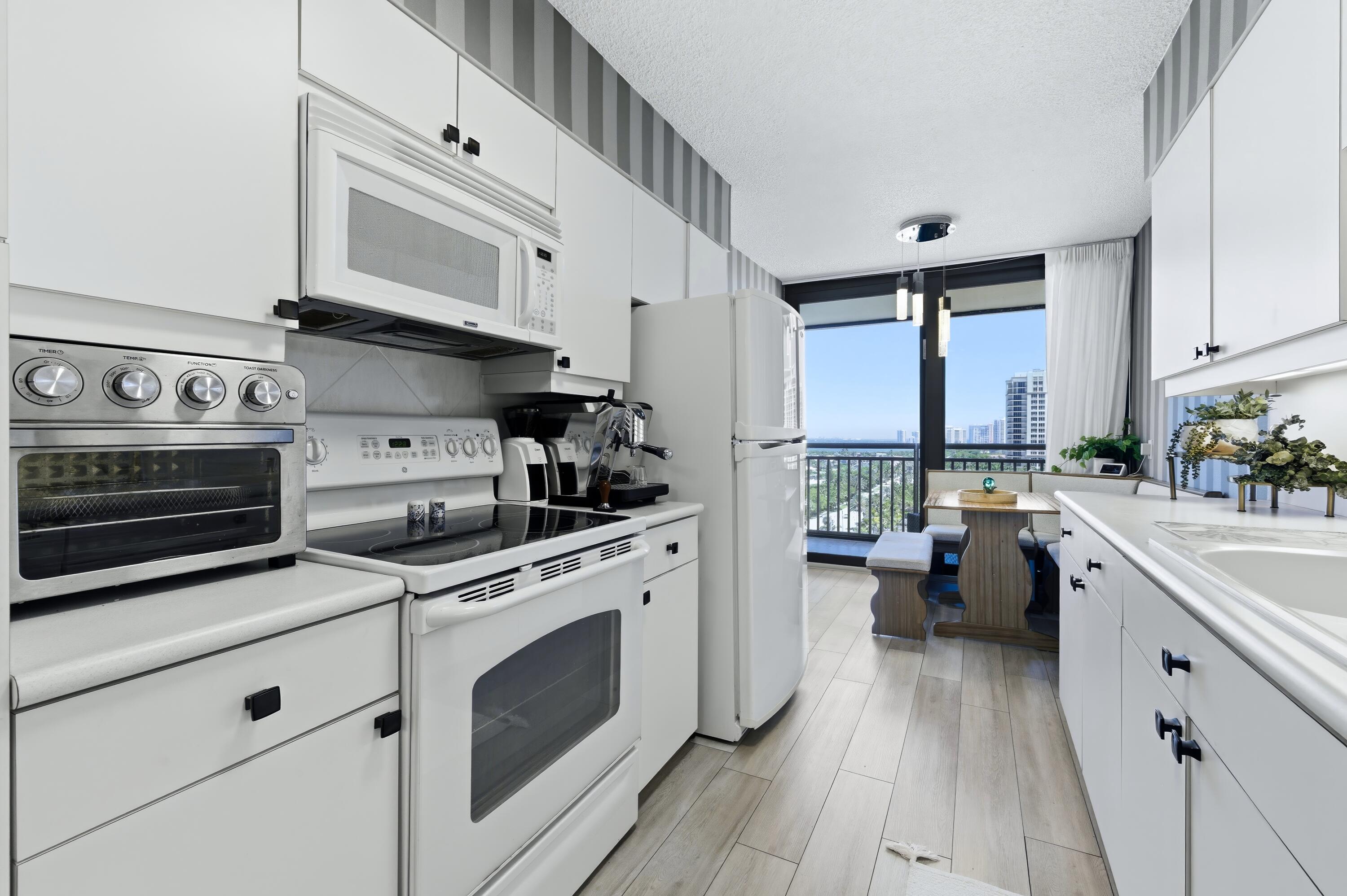 3400 N Ocean Drive 1207 Property Photo 8