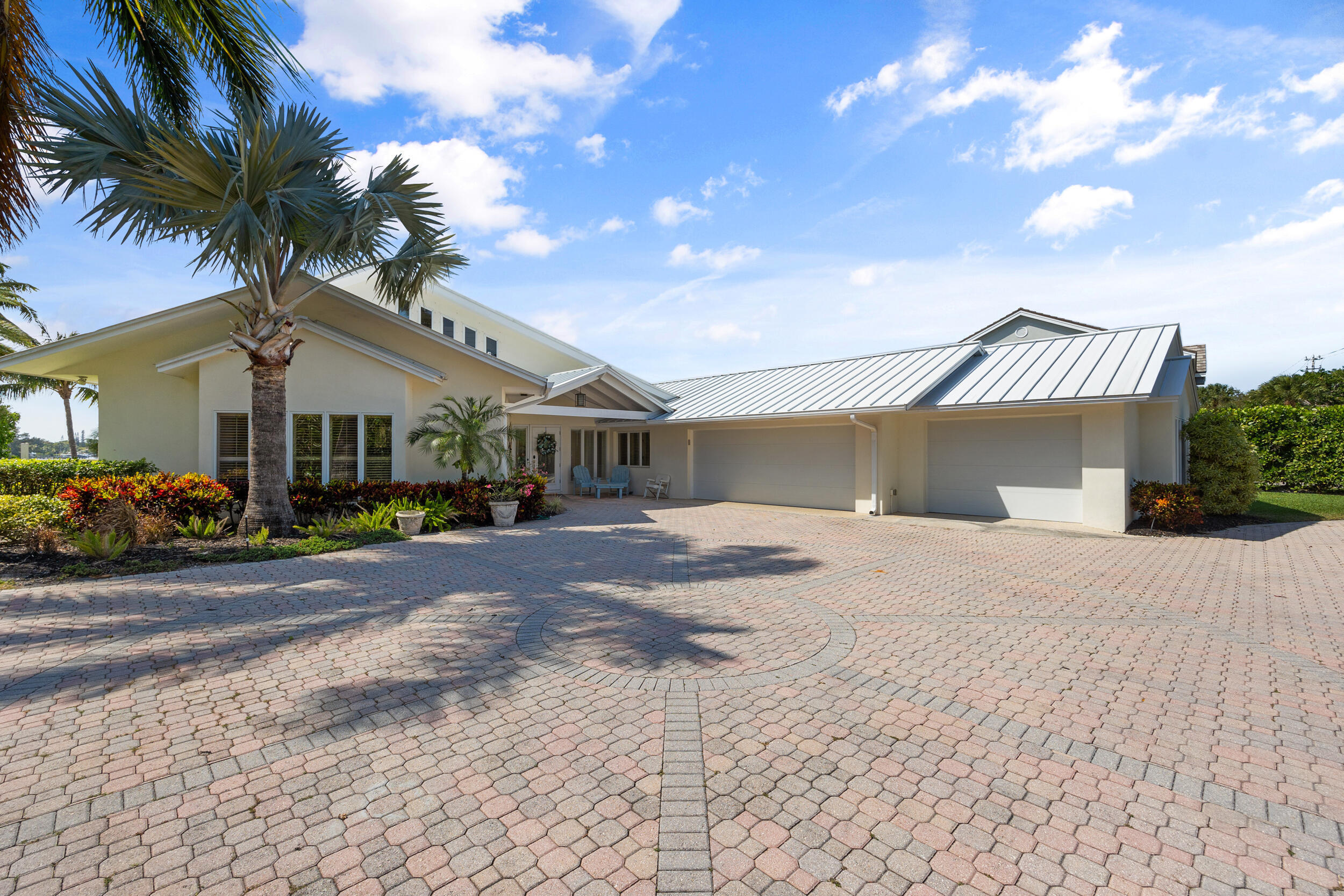 163 River Drive Property Photo 4