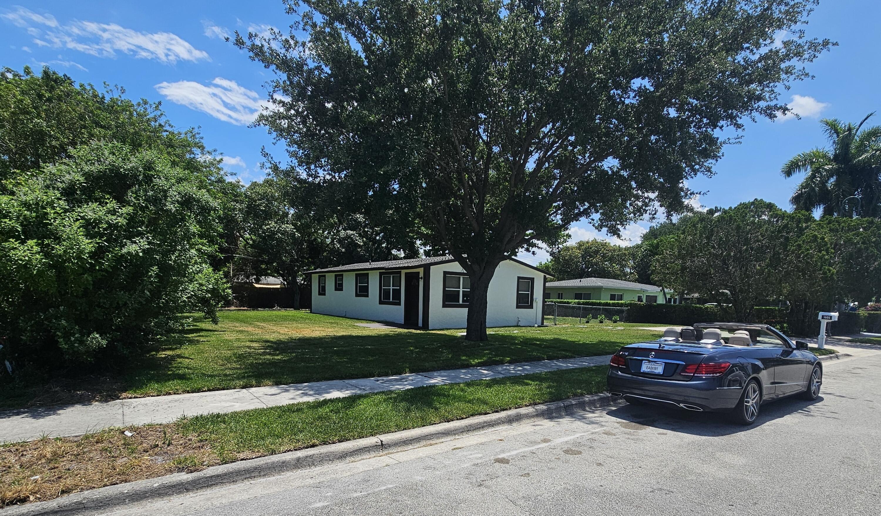 1605 W 10th Street