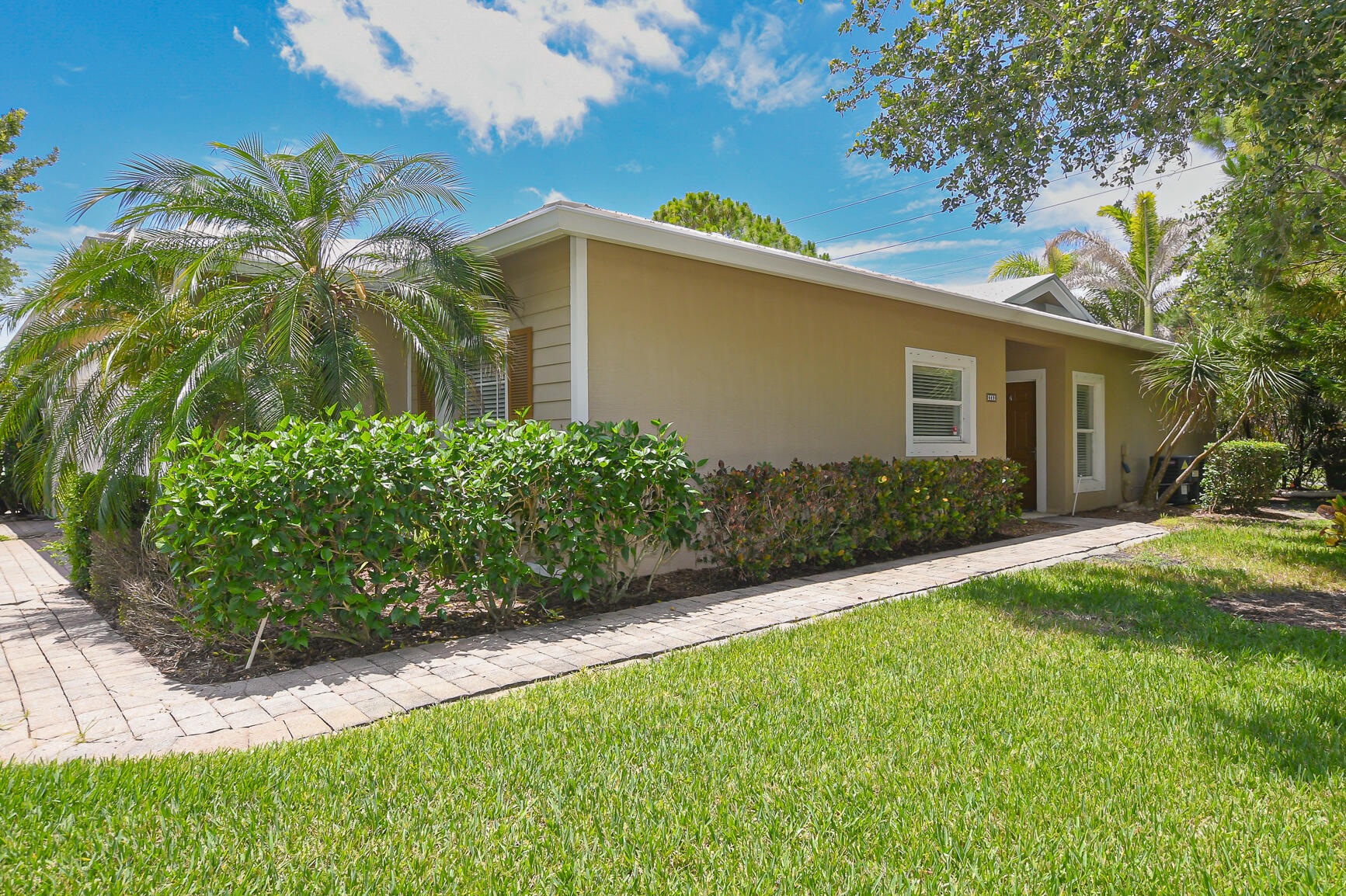 649 Ne Bent Paddle Lane Property Photo 3