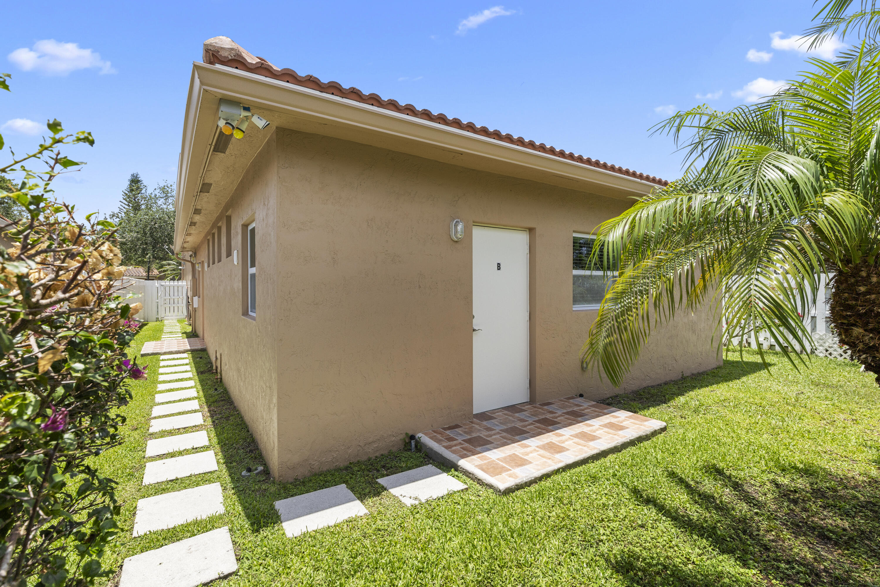 907 Stanton Drive Property Photo 3