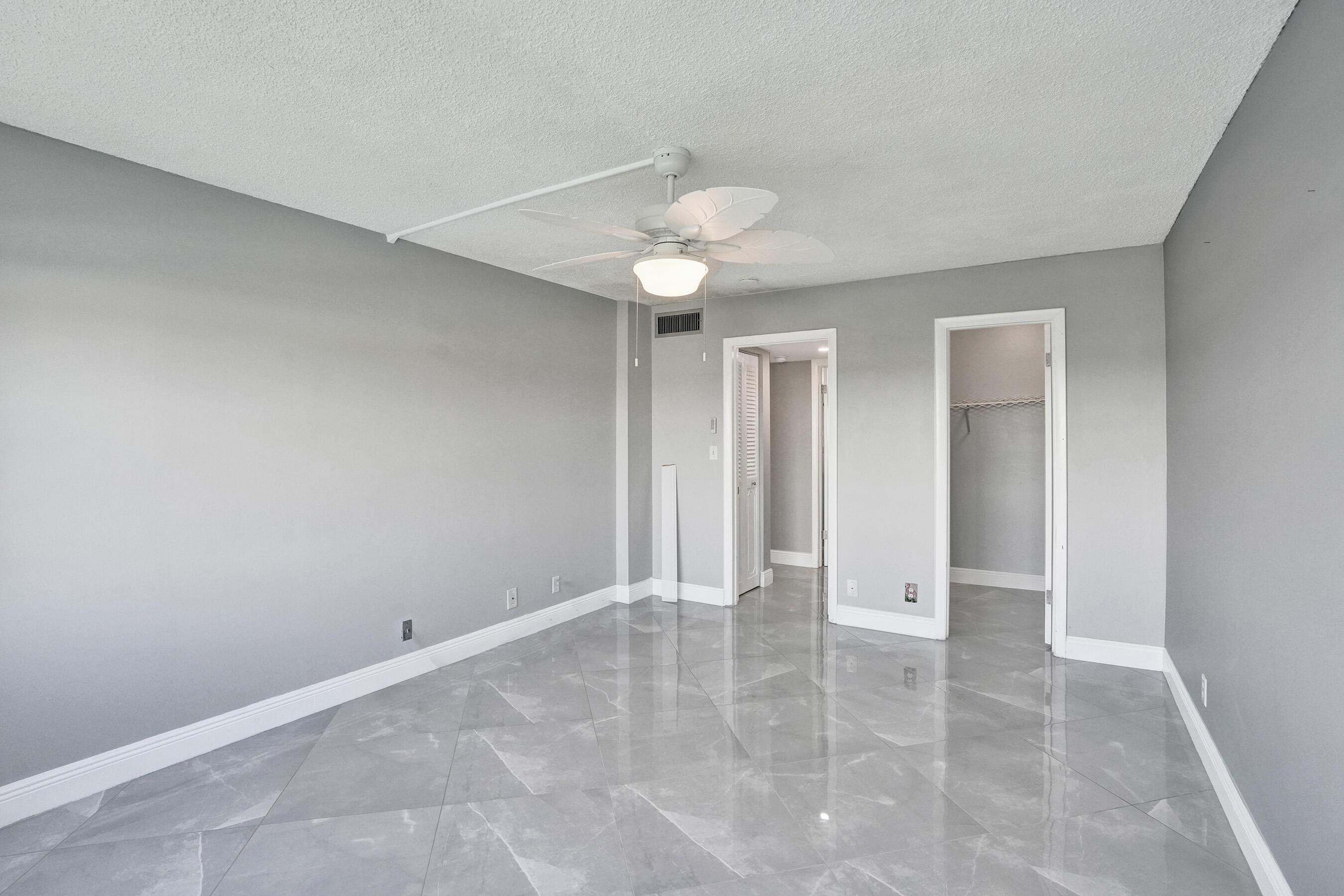 2611 N Riverside Drive 604 Property Photo 16