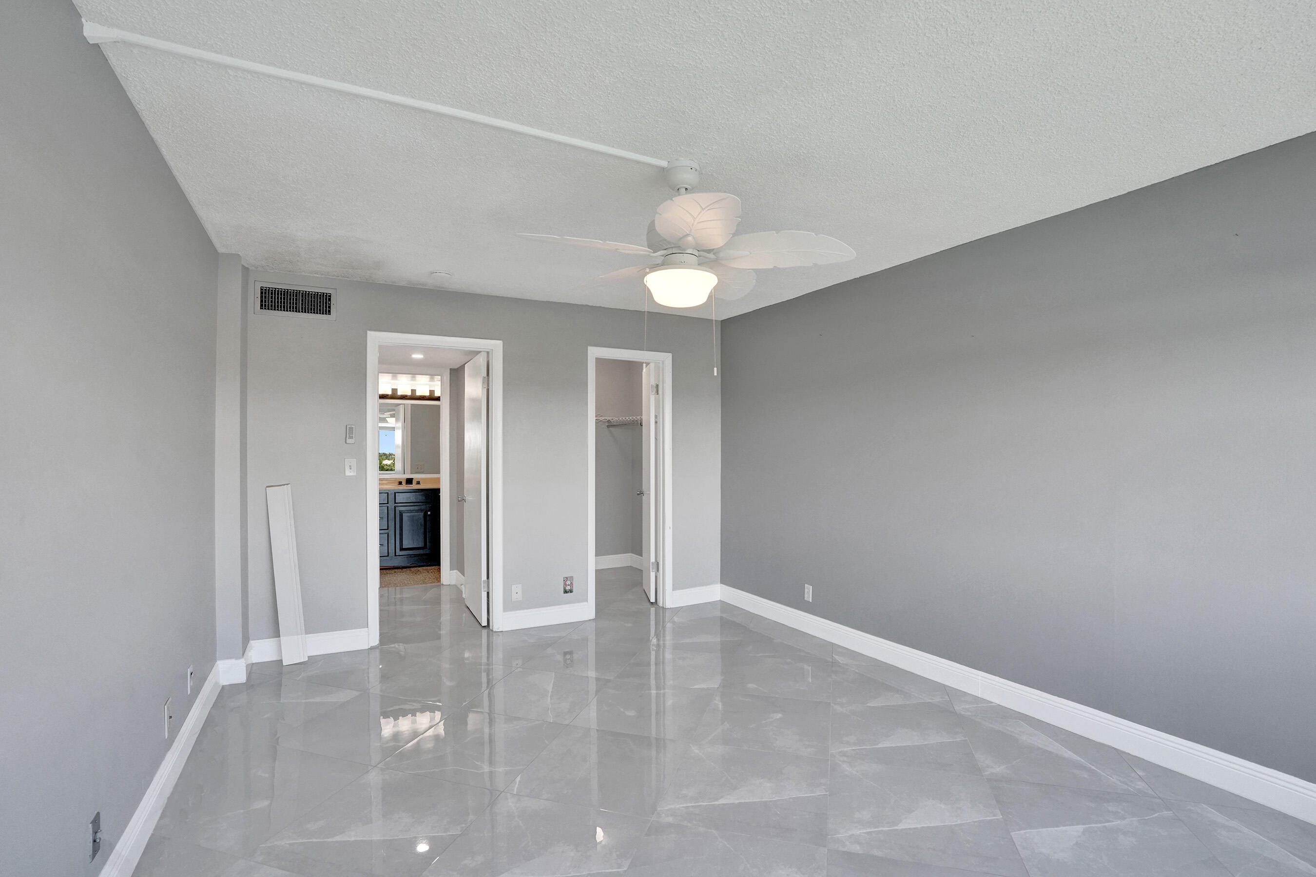 2611 N Riverside Drive 604 Property Photo 17