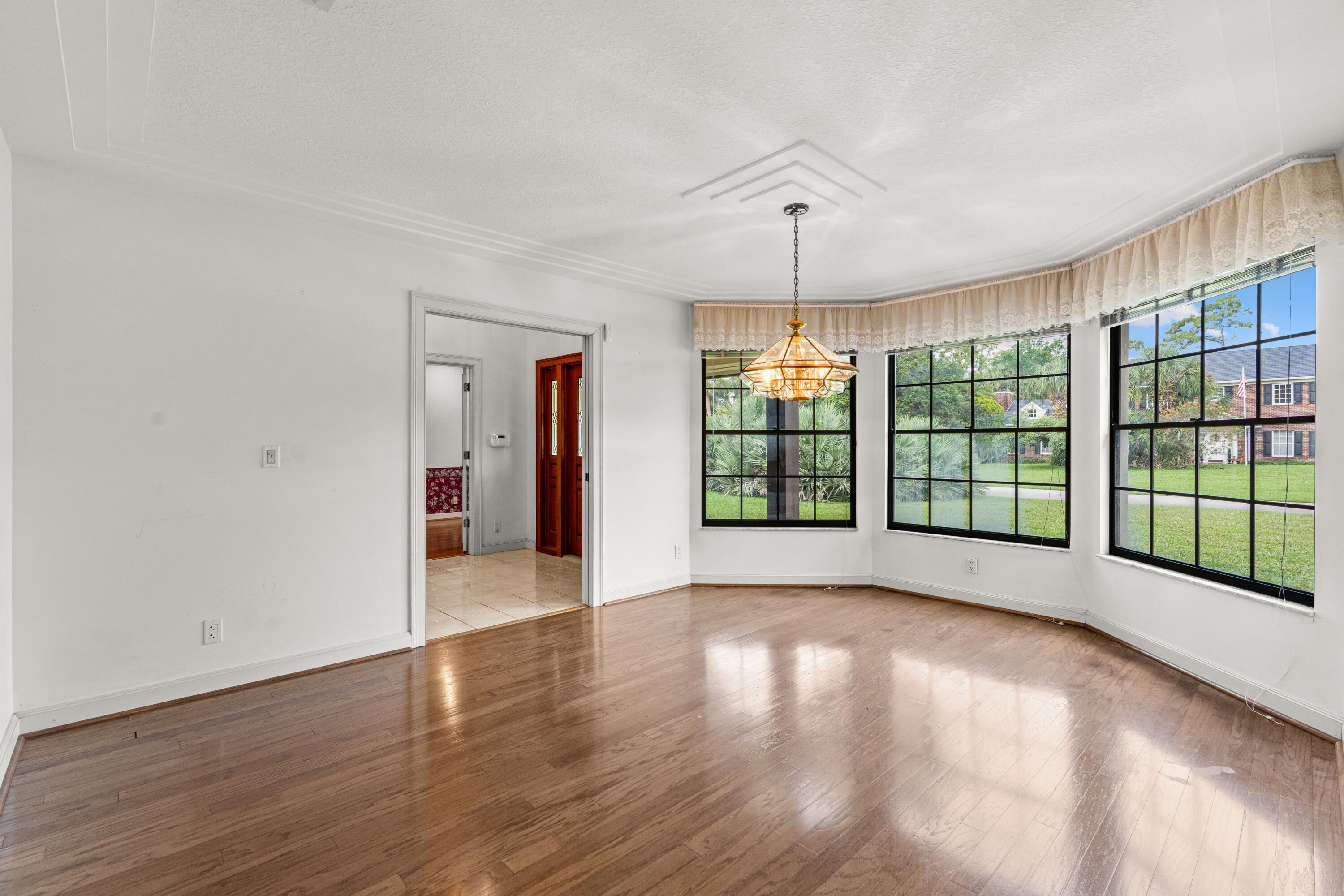3693 Valley Park Way Property Photo 4