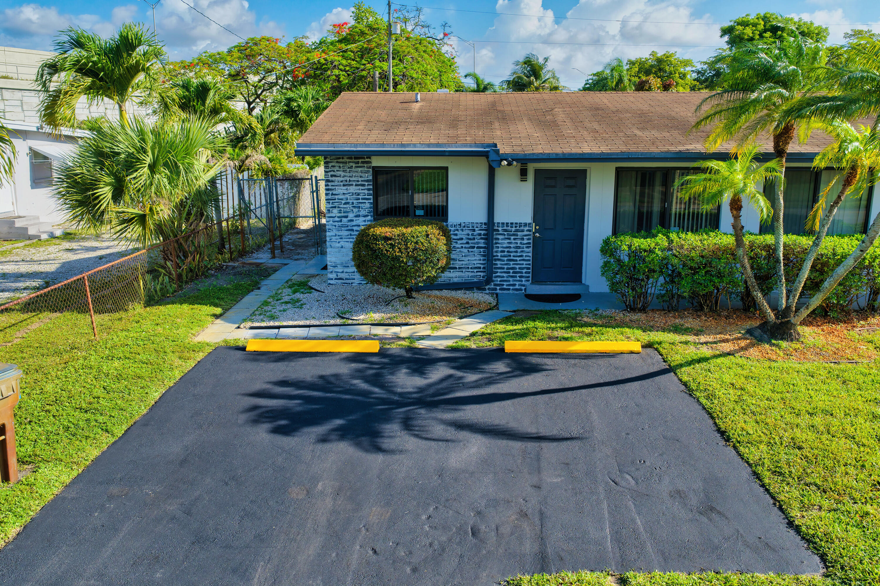 837 Nw 41st Street A-b Property Photo 3