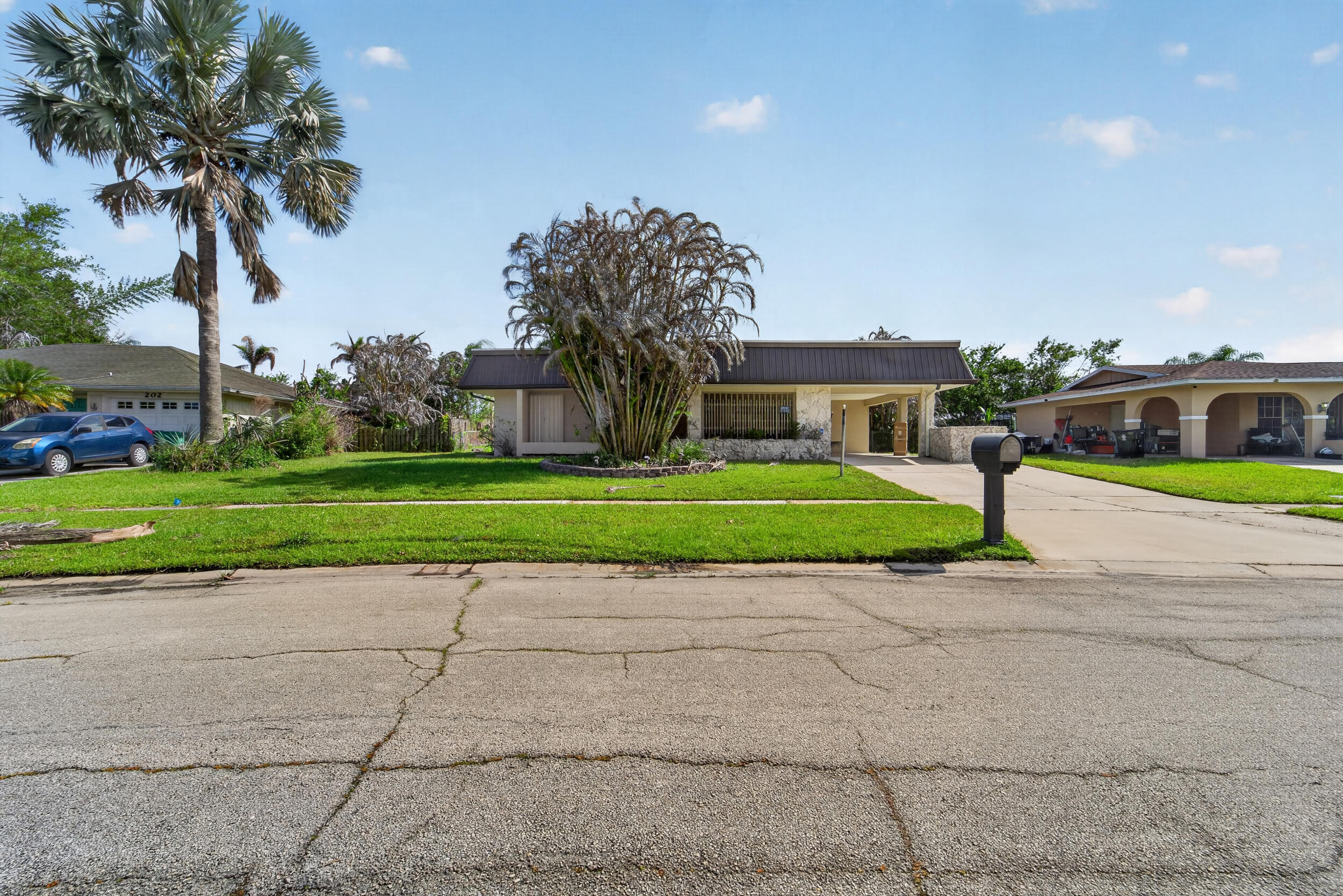 214 Ne Camelot Drive Property Photo 1