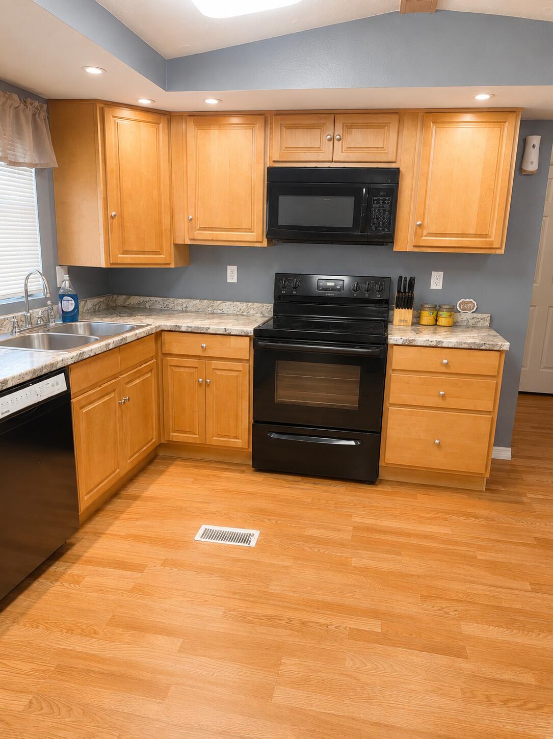 2547 Chatham Way Ne Property Photo 15