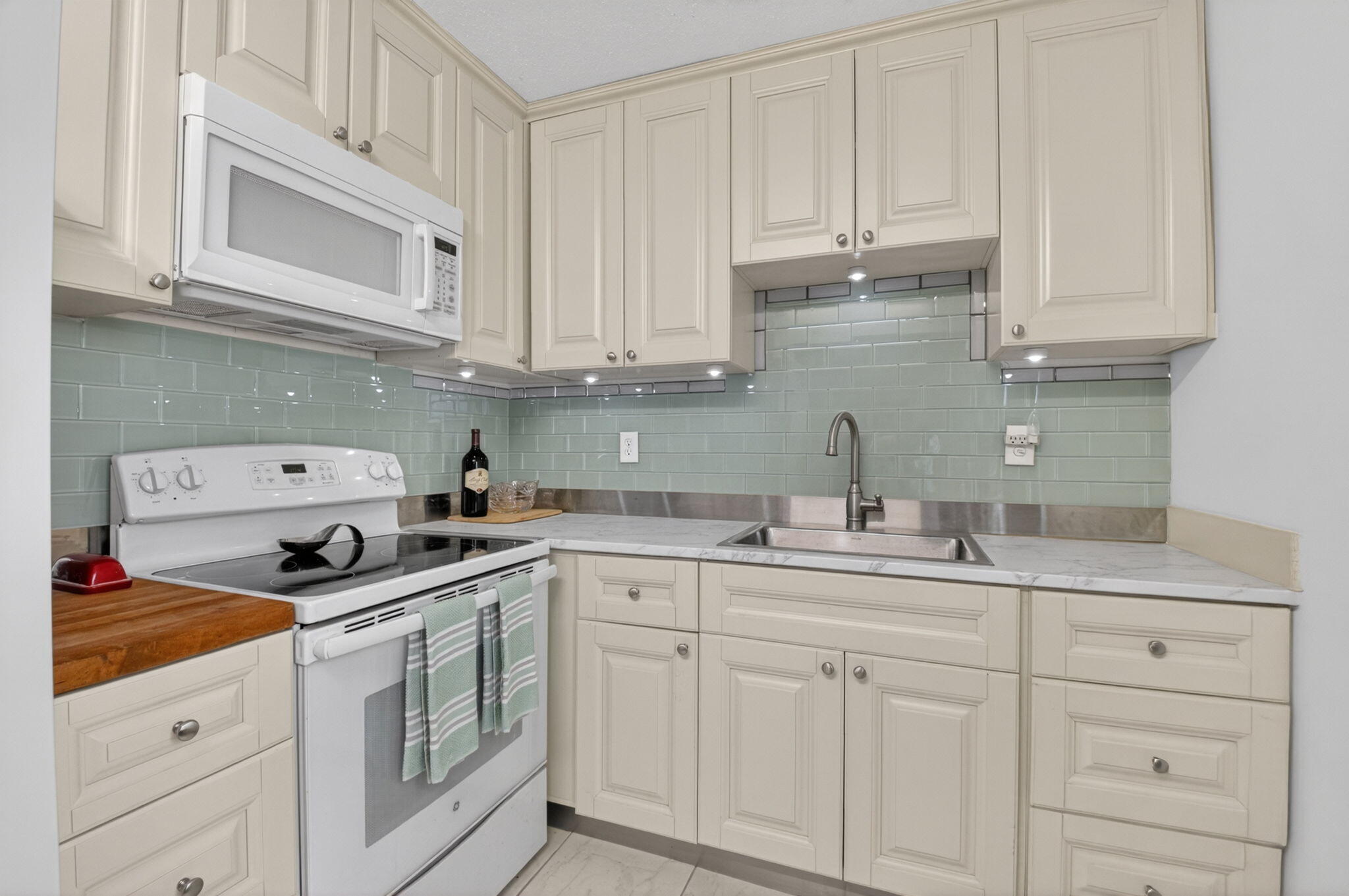 502 Normandy K Property Photo 10