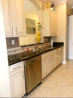 6898 Julia Gardens Drive Property Photo 18