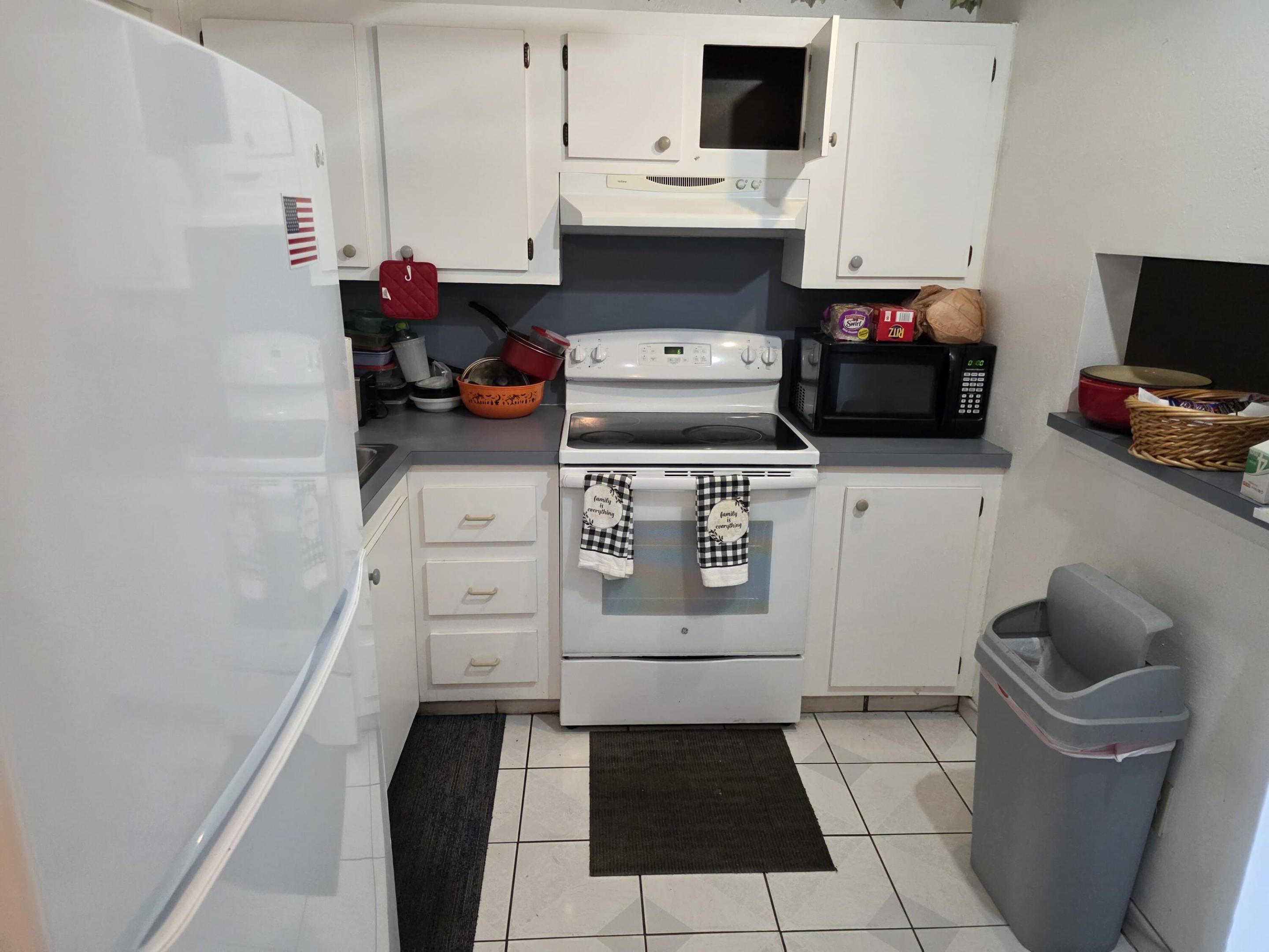 3048 E Sunrise Lakes Drive E 412 Property Photo 2