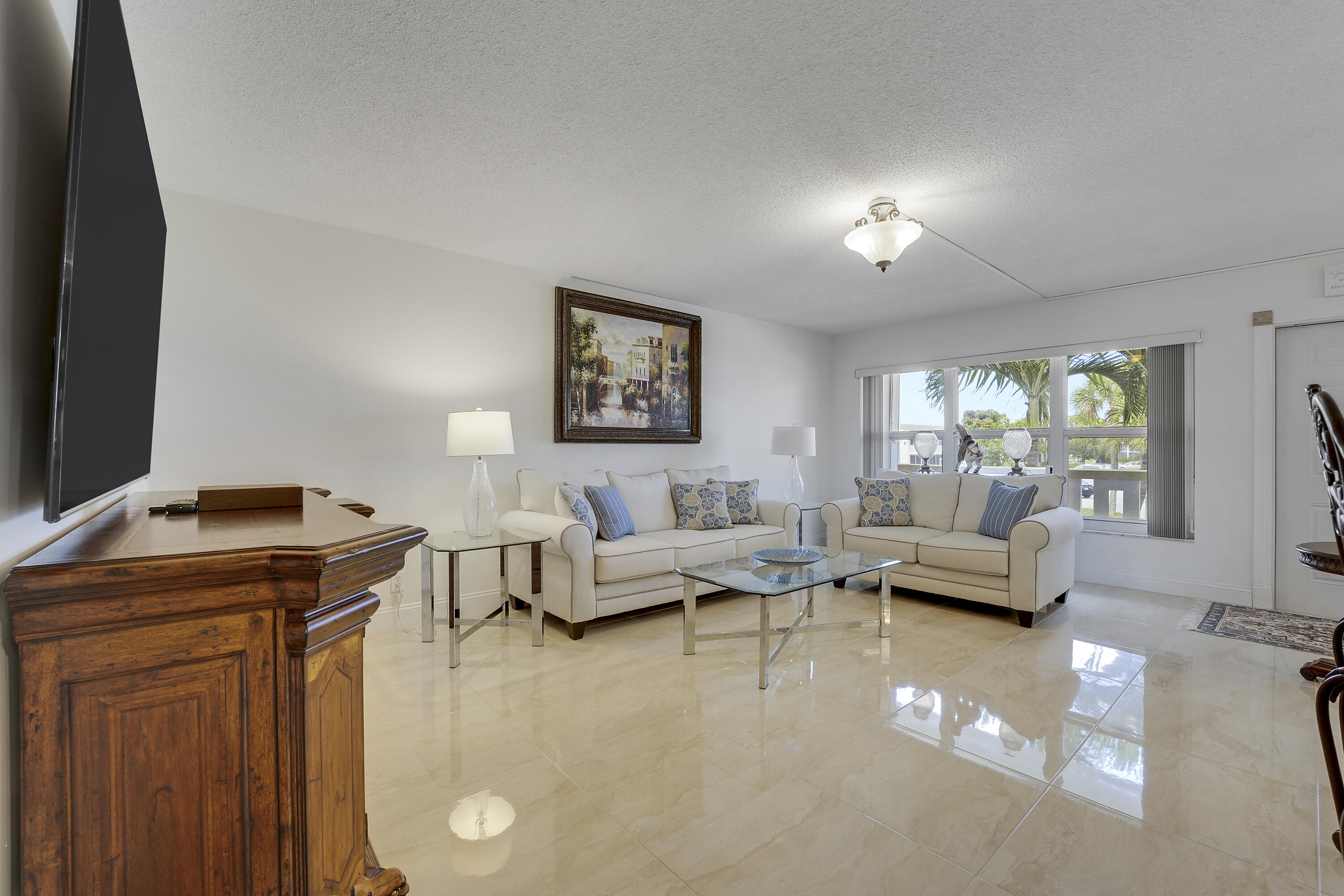 210 Wellington E Property Photo 5