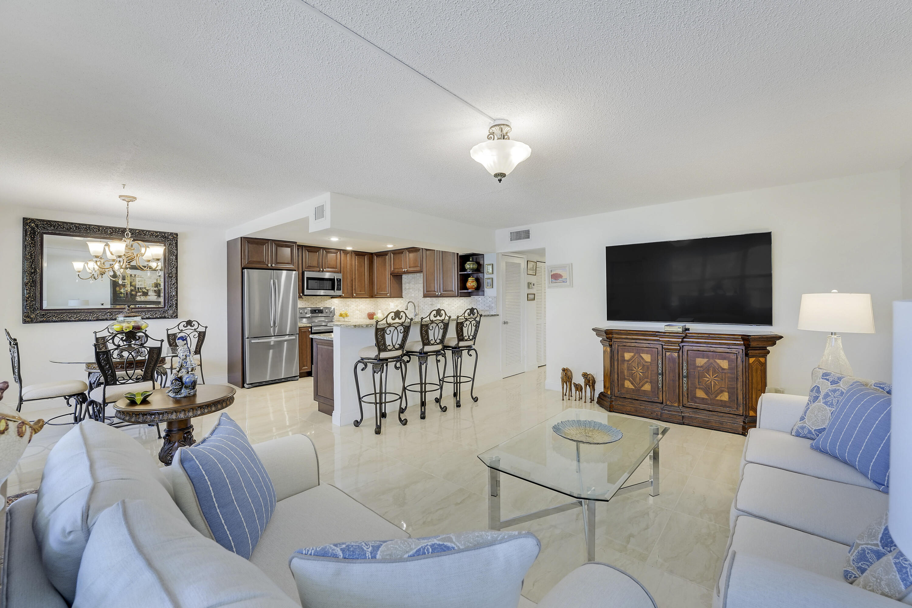 210 Wellington E Property Photo 7
