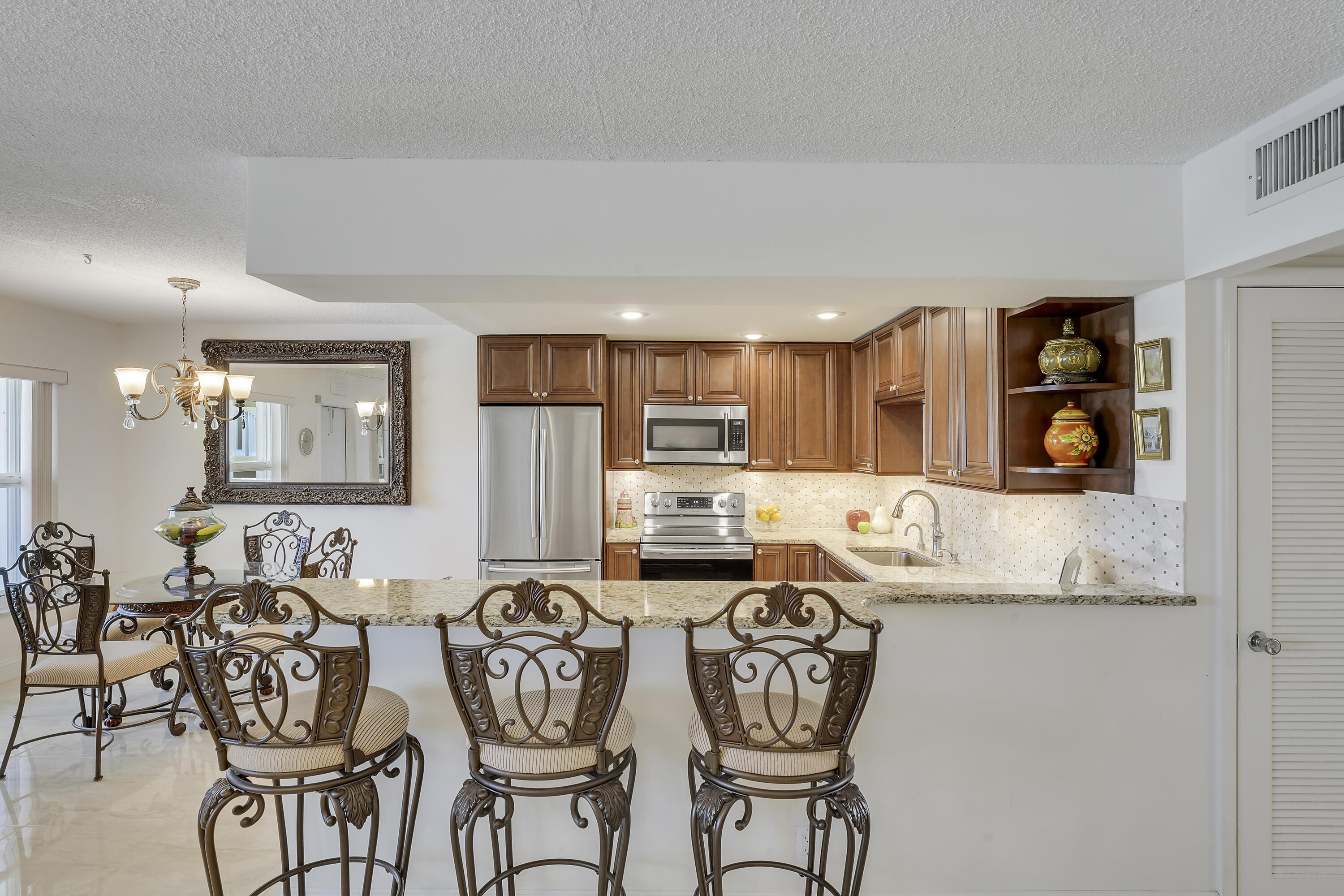 210 Wellington E Property Photo 8