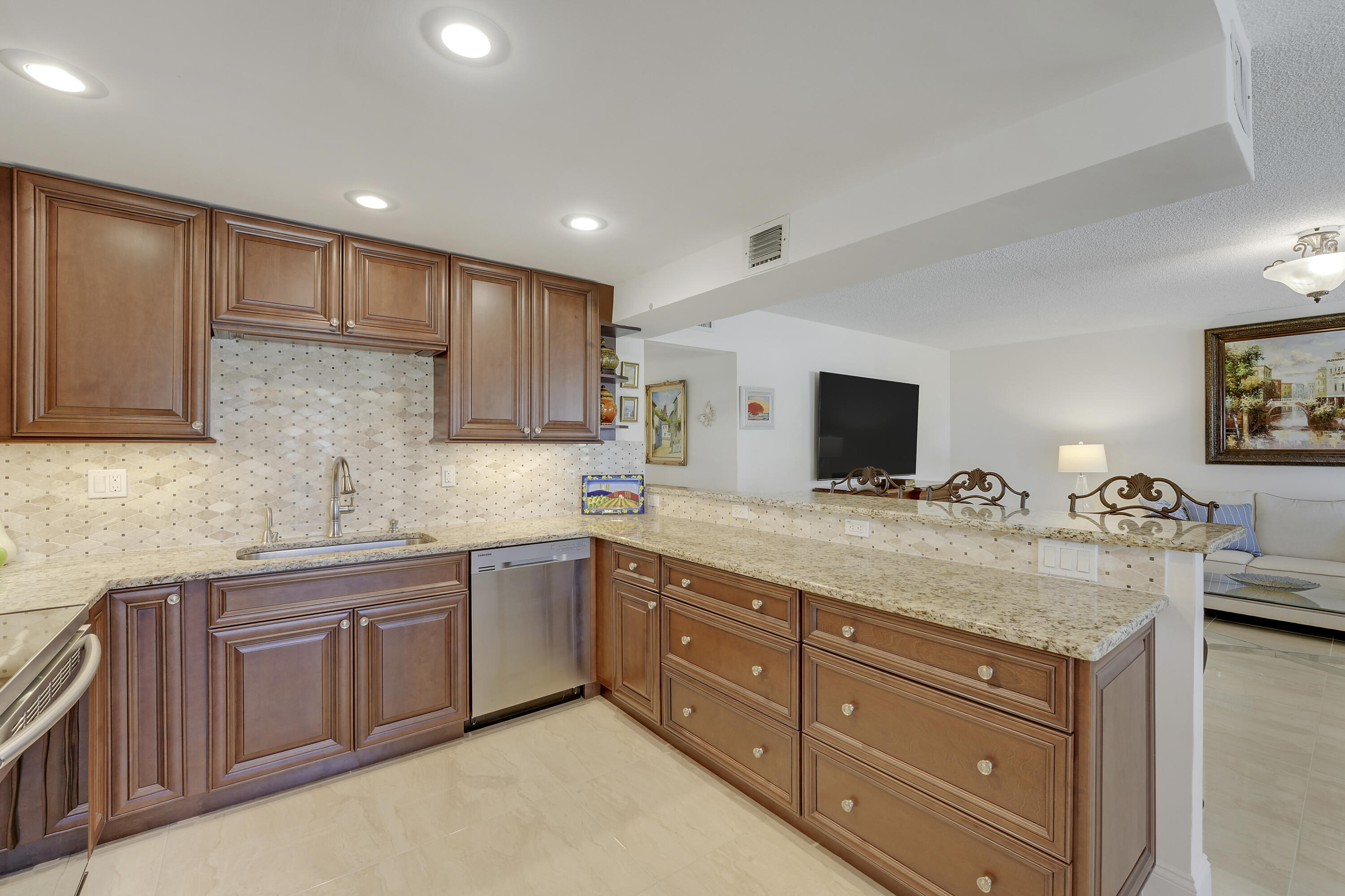 210 Wellington E Property Photo 12