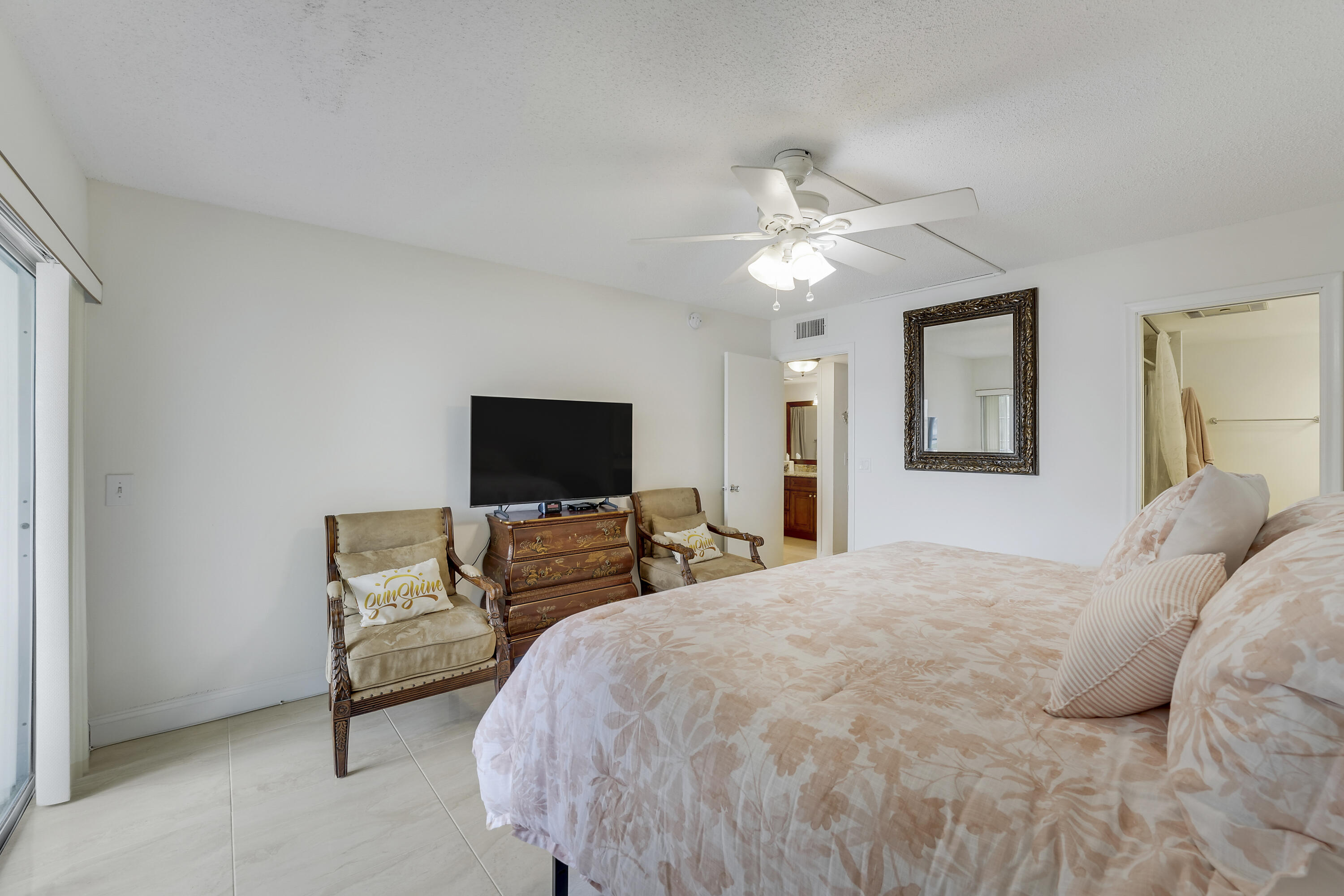 210 Wellington E Property Photo 14