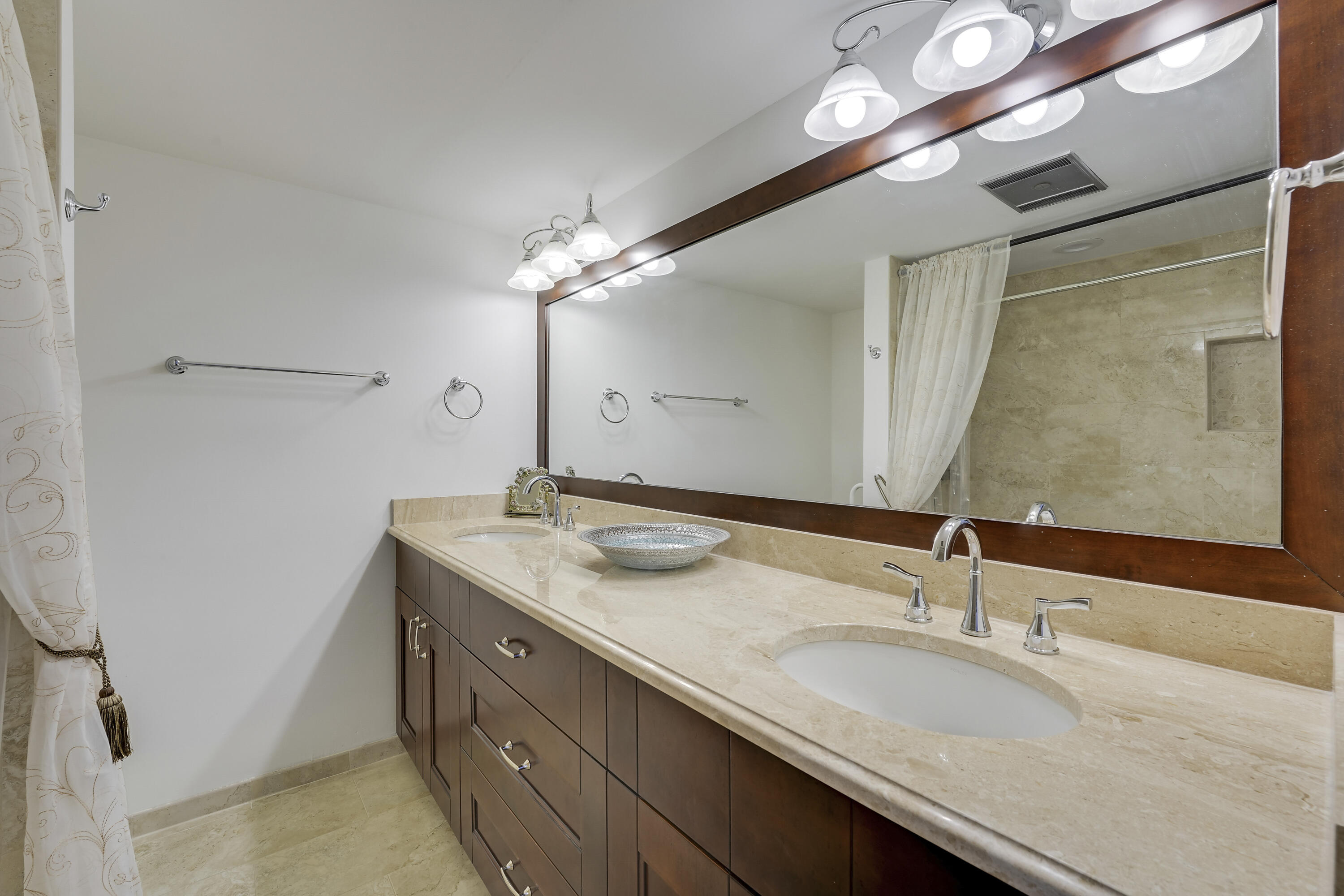 210 Wellington E Property Photo 18