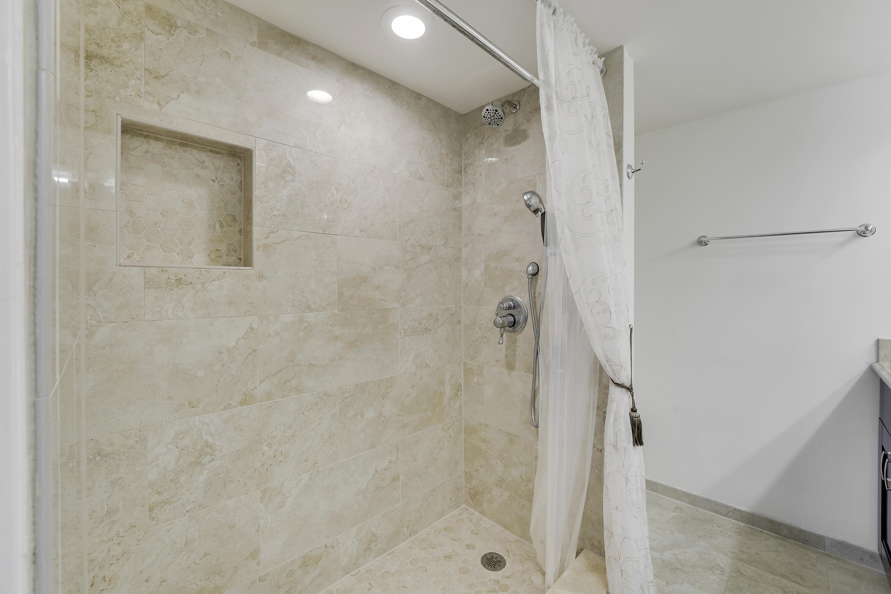 210 Wellington E Property Photo 19