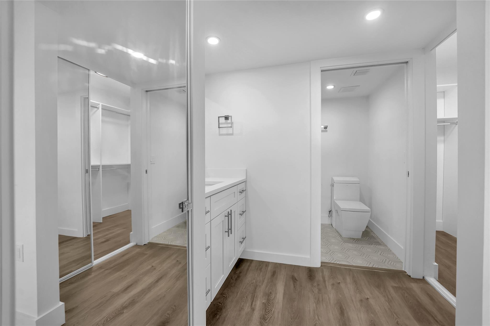6037 Balboa Circle 401 Property Photo 11