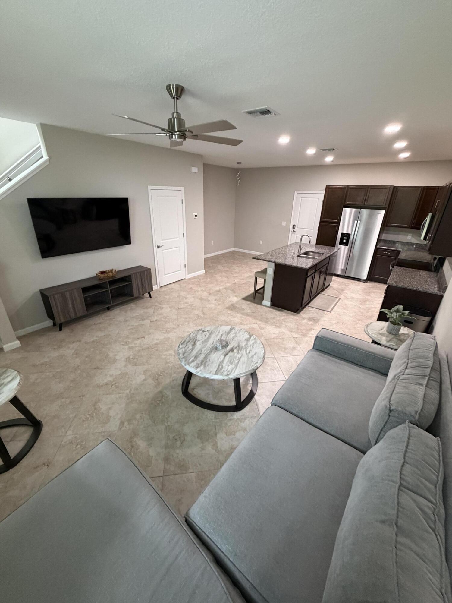 4773 N Longwood Lake Square Property Photo 3