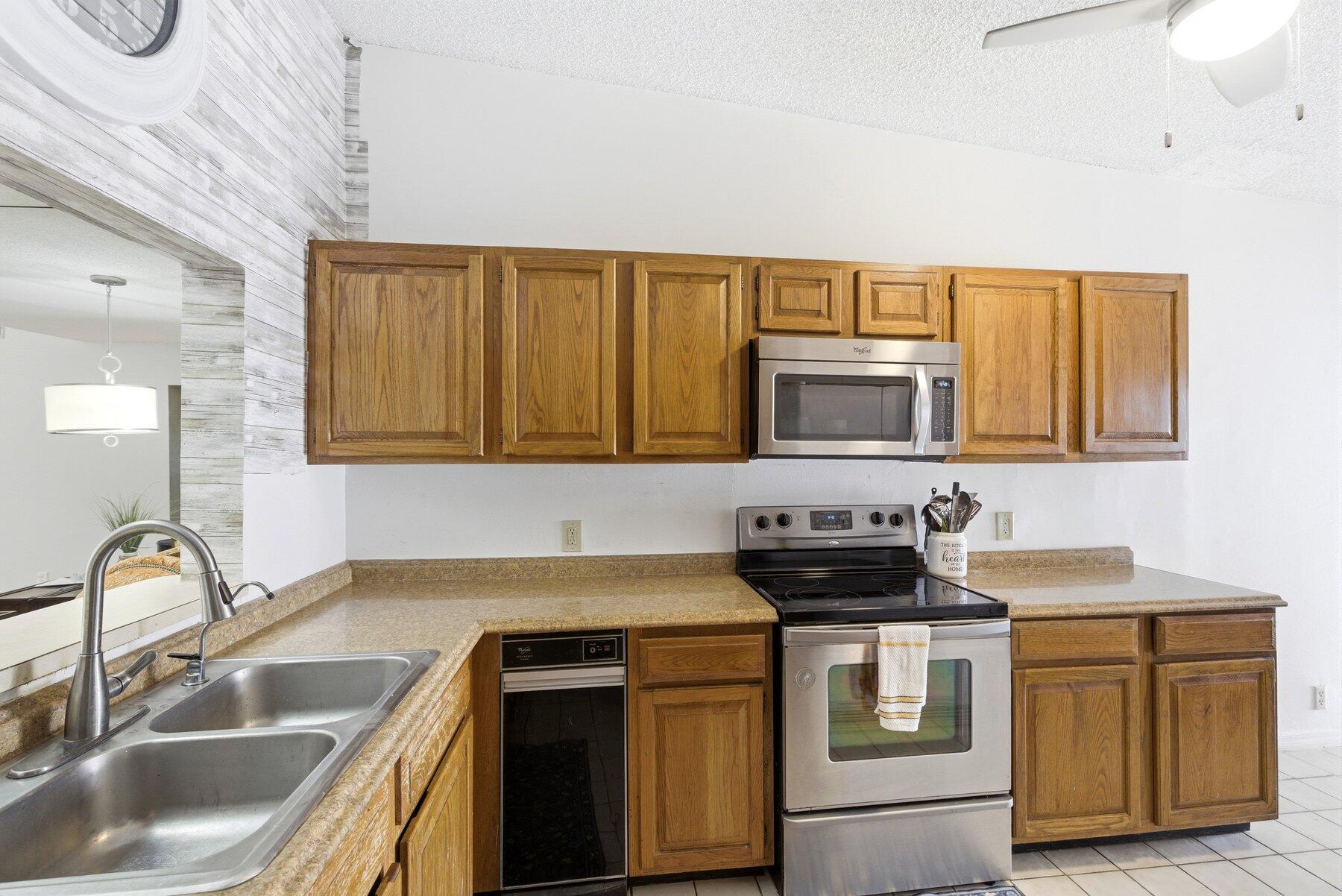 6670 Canary Palm Circle Property Photo 7