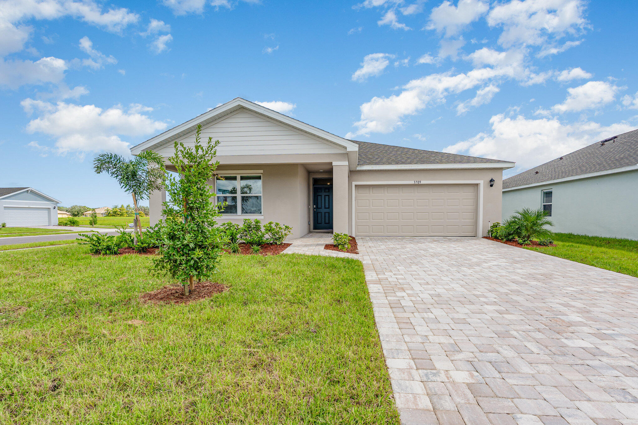 9085 Venetian Square Property Photo 1