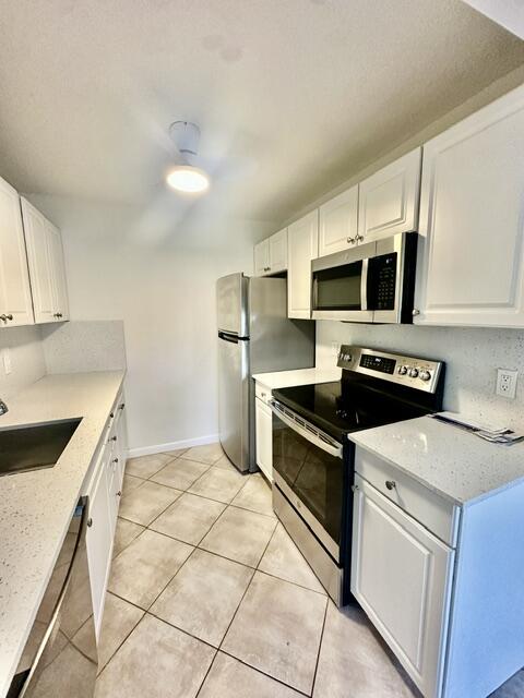 1047 Exeter C Property Photo 4