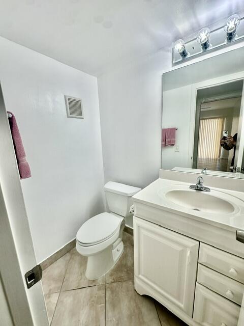 1047 Exeter C Property Photo 11