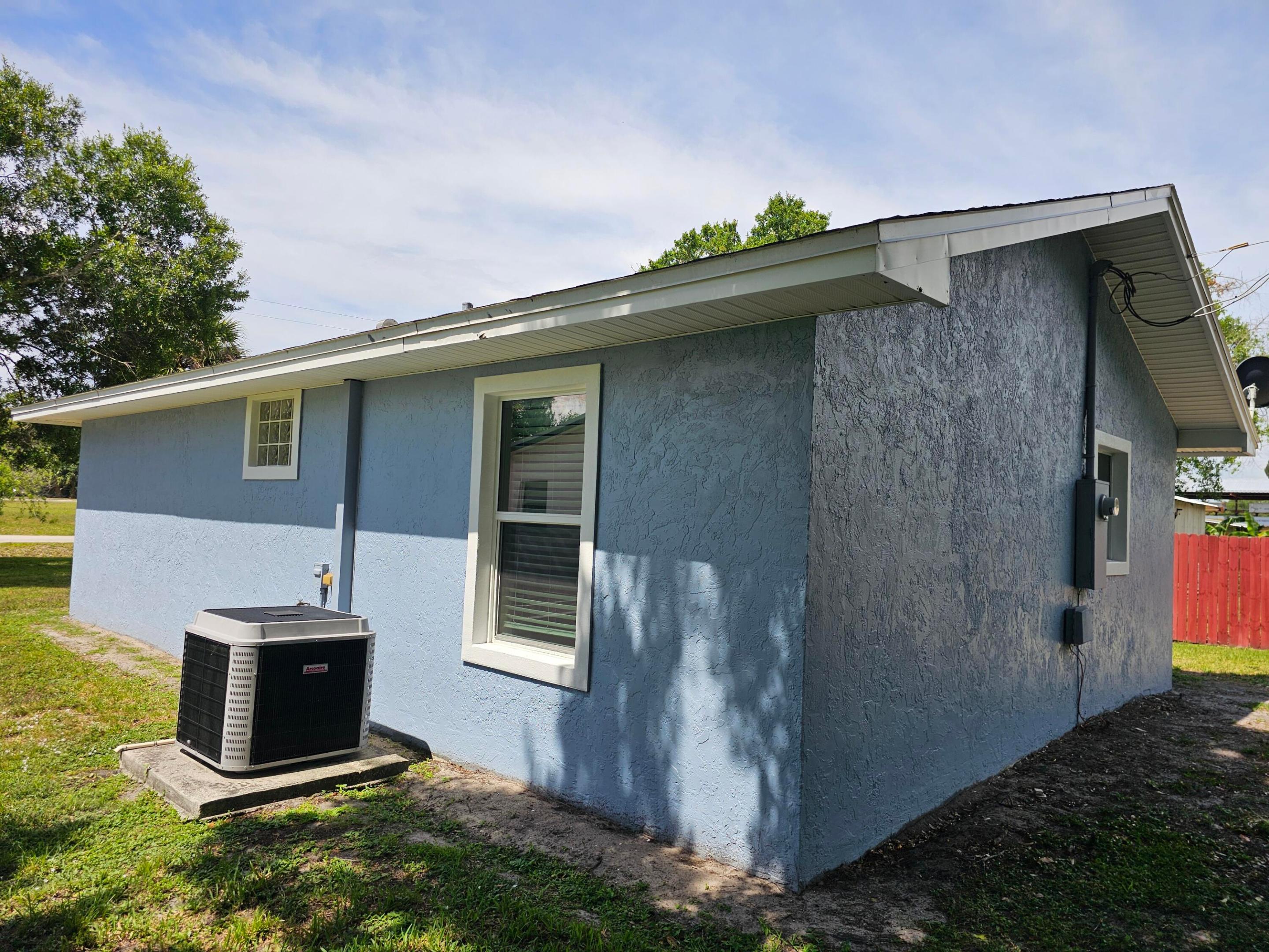 1749 Ne 2nd Street Property Photo 3