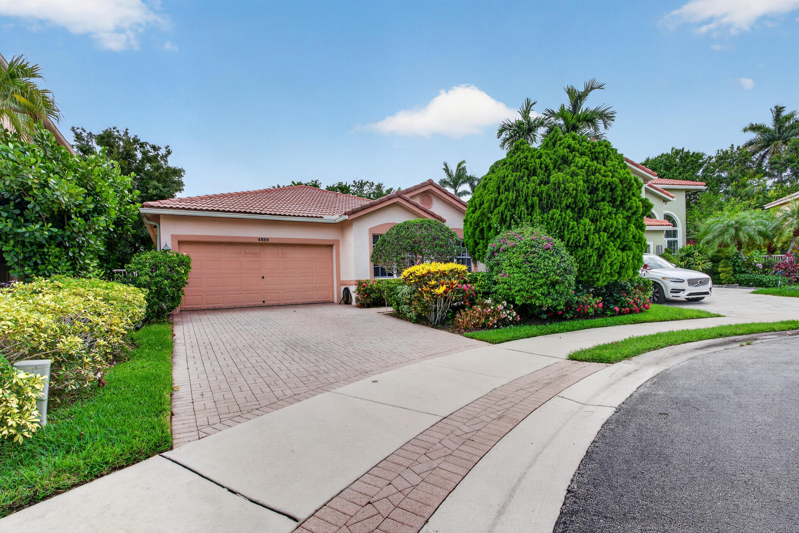 4889 N Classical Boulevard Property Photo 3