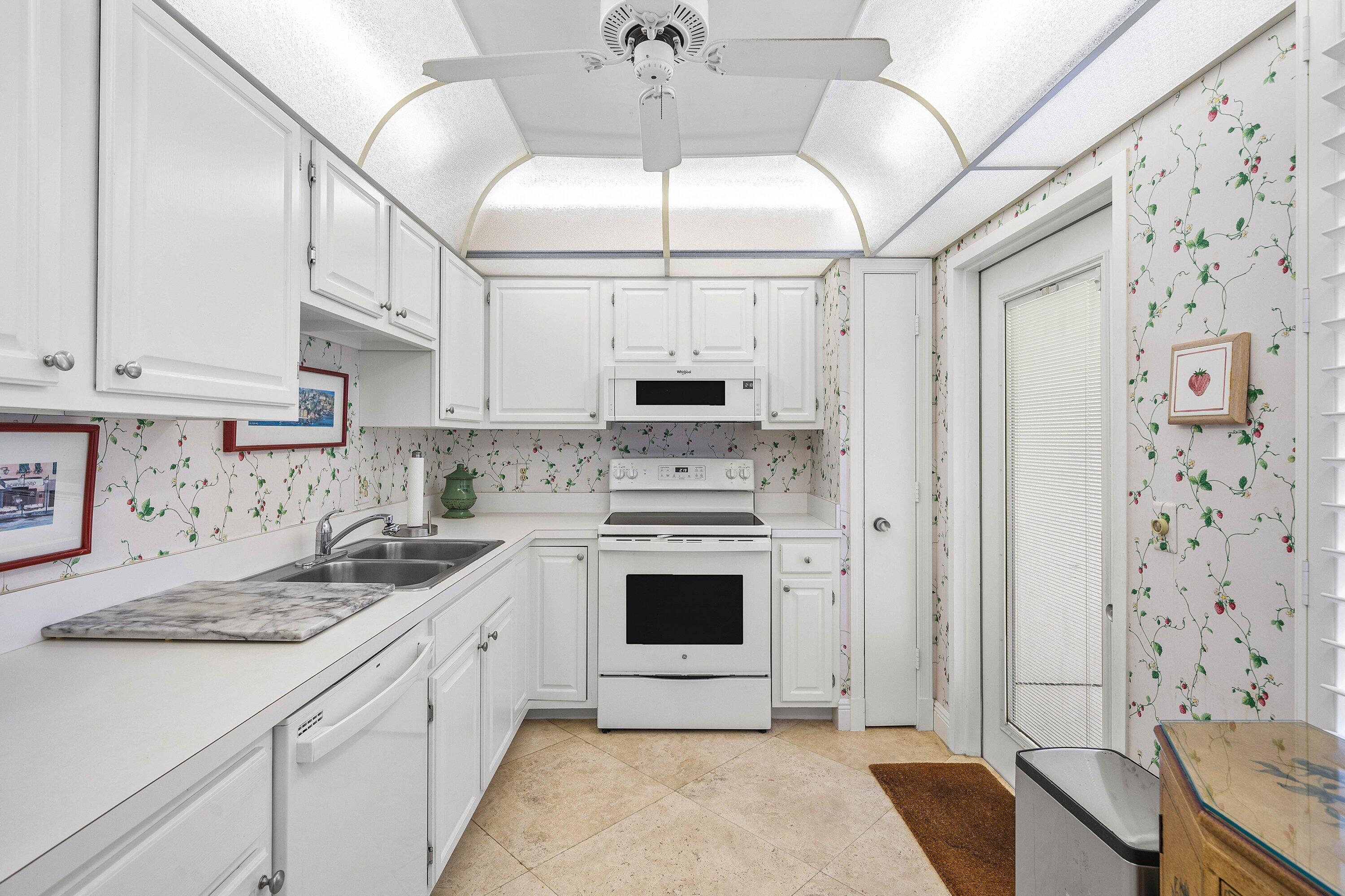 4233 A Quail Ridge Drive N Sandpiper Property Photo 4