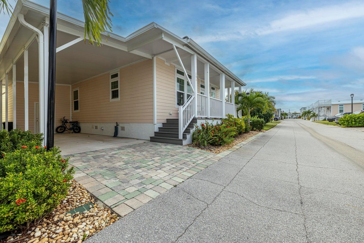 151 Ne Buoy Drive Property Photo 2