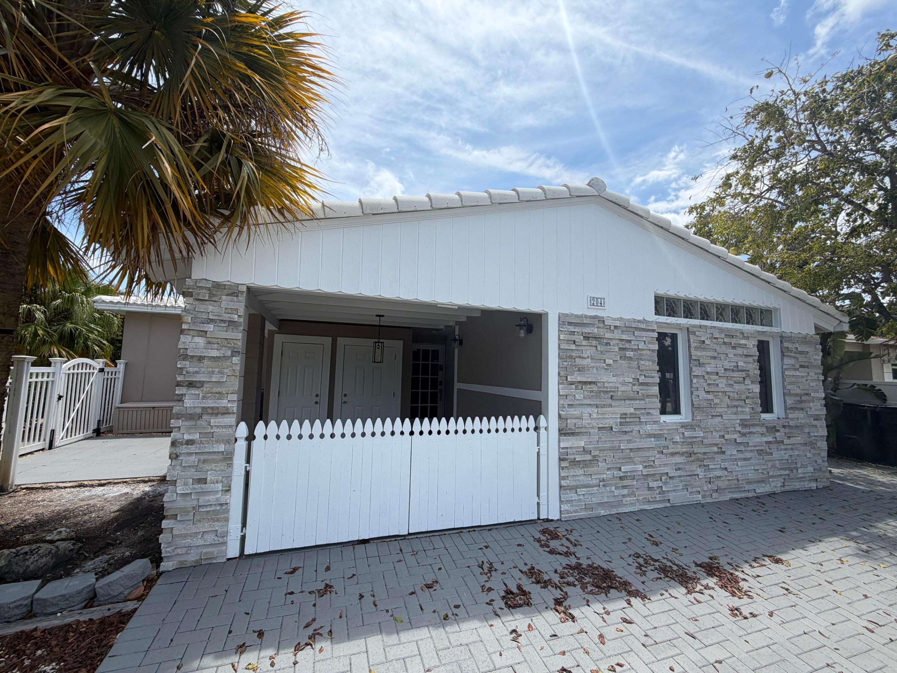 204 S Seacrest Circle Property Photo 3