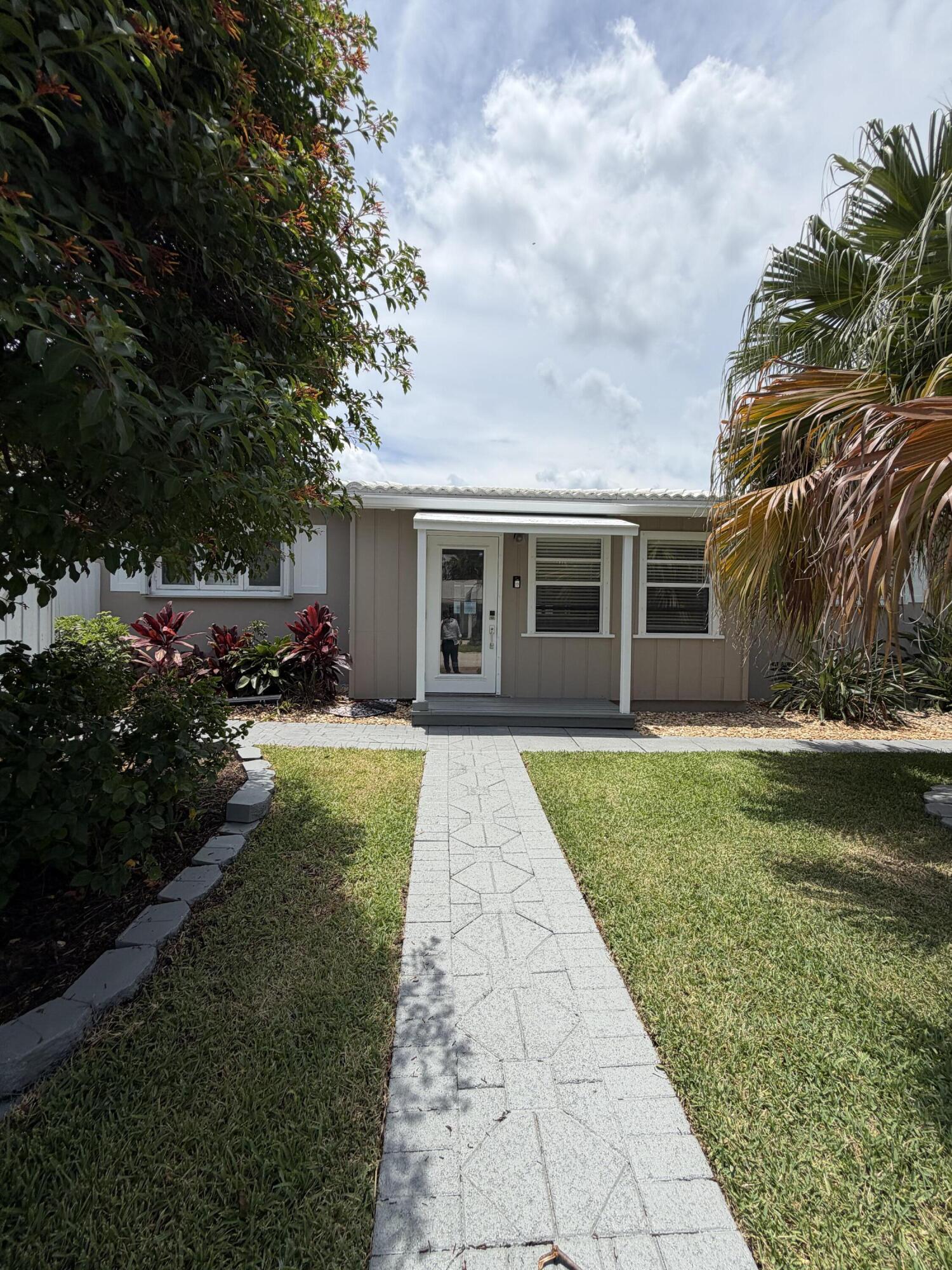 204 S Seacrest Circle Property Photo 4