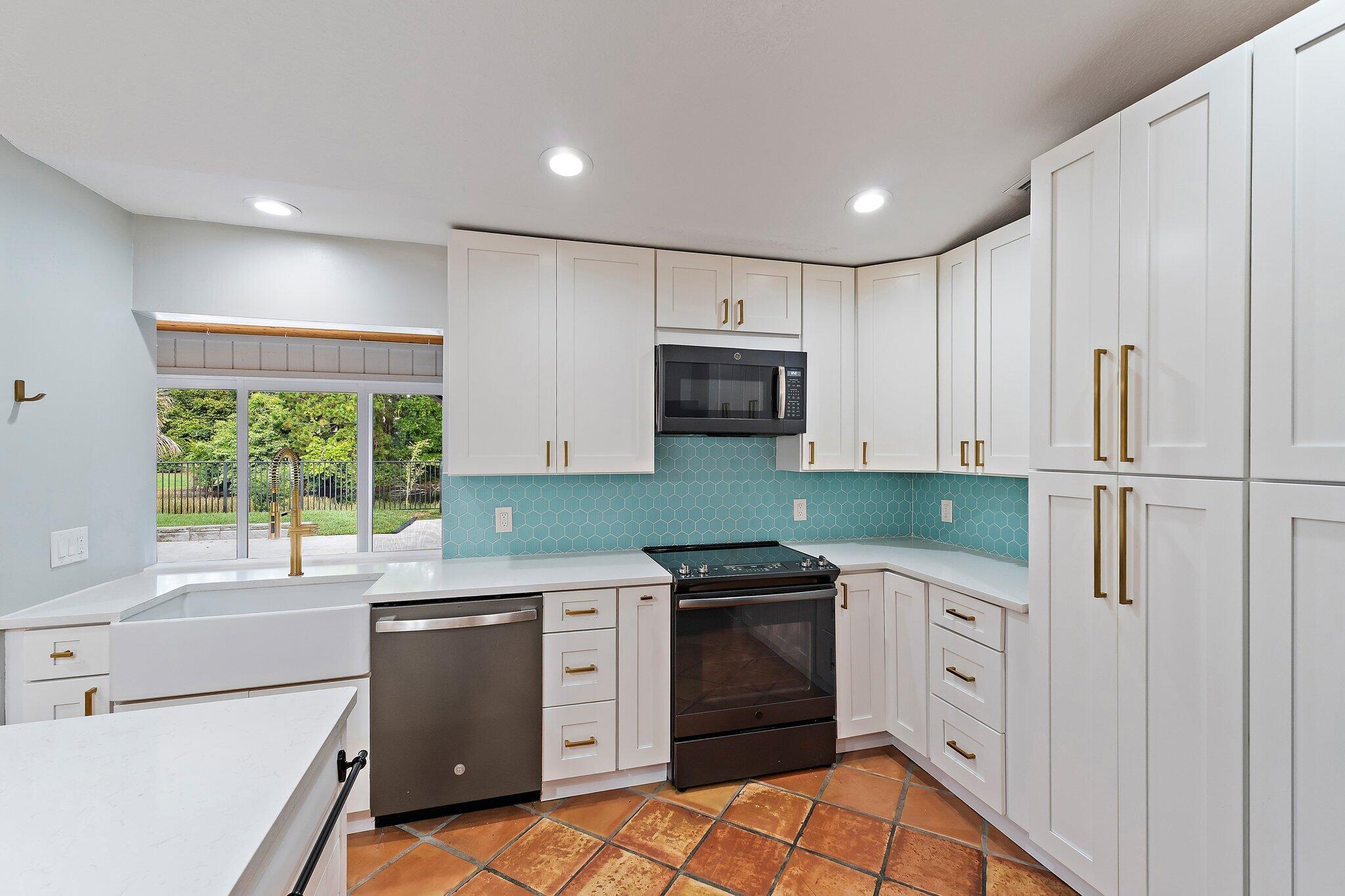 18169 Lake Bend Drive Property Photo 18