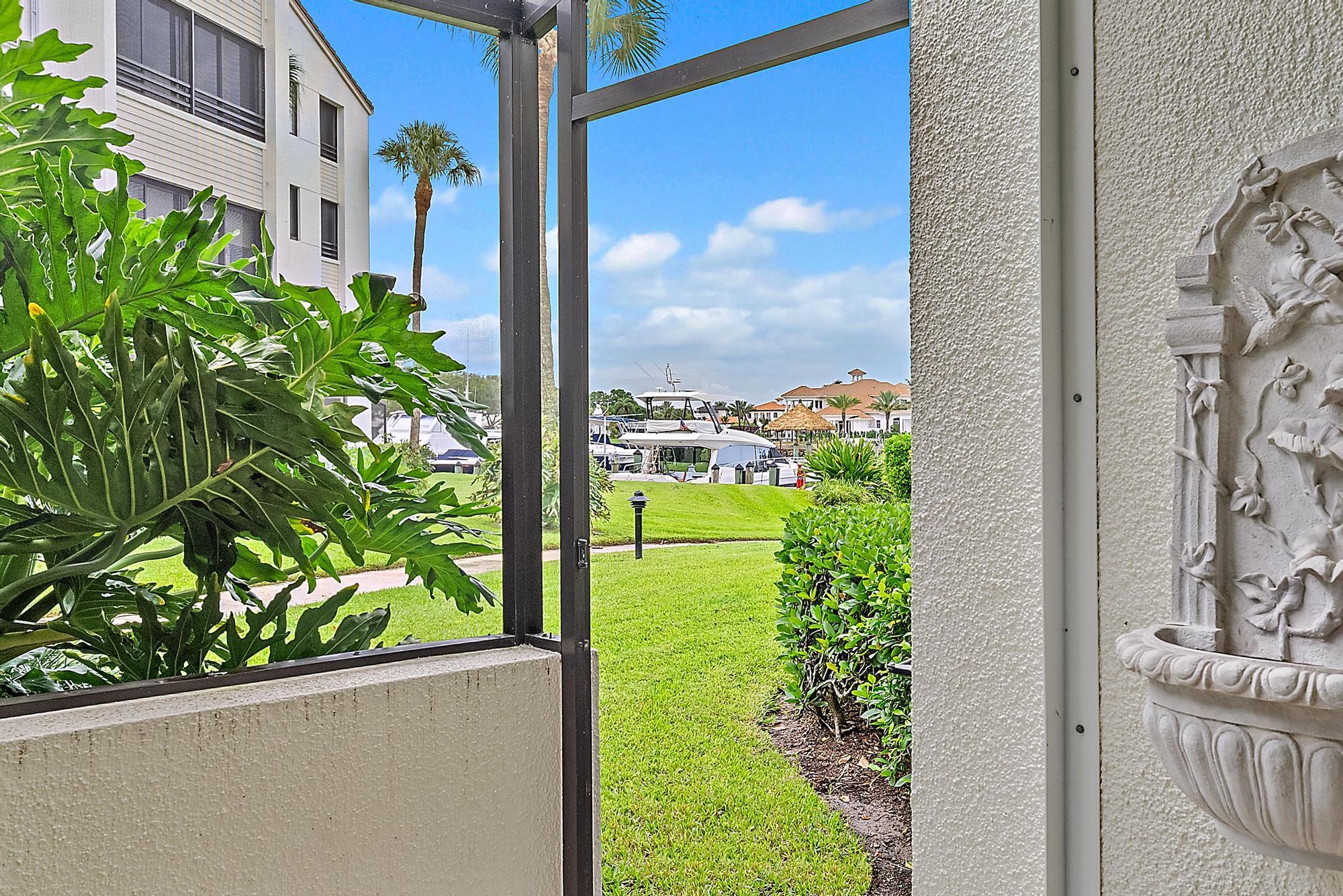 811 Oak Harbour Drive Property Photo 3