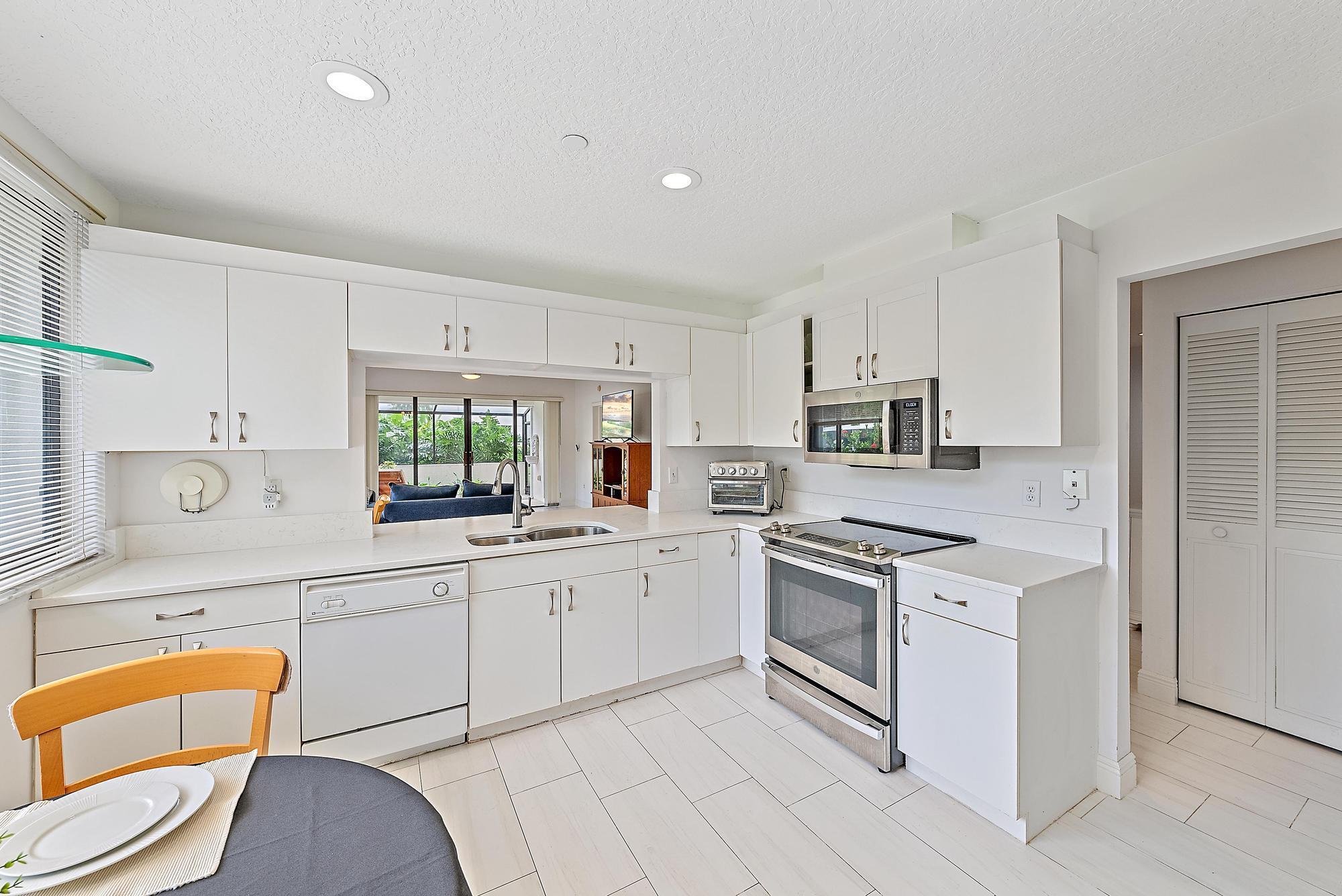 811 Oak Harbour Drive Property Photo 4