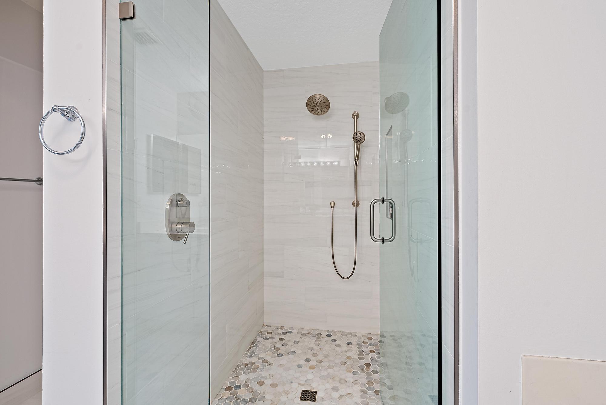811 Oak Harbour Drive Property Photo 15