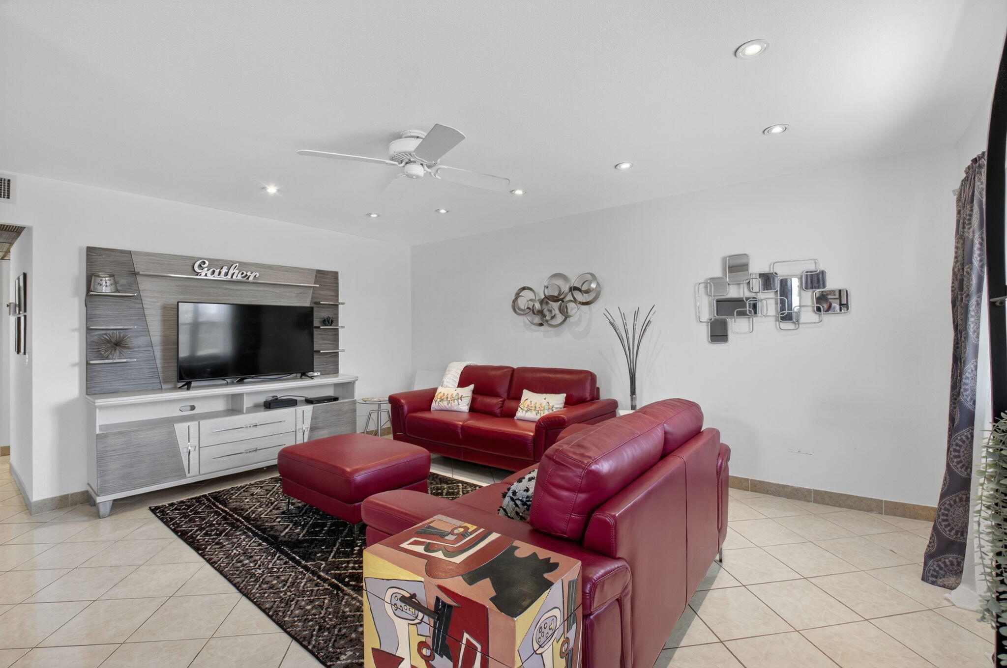 360 Seville O Property Photo 4