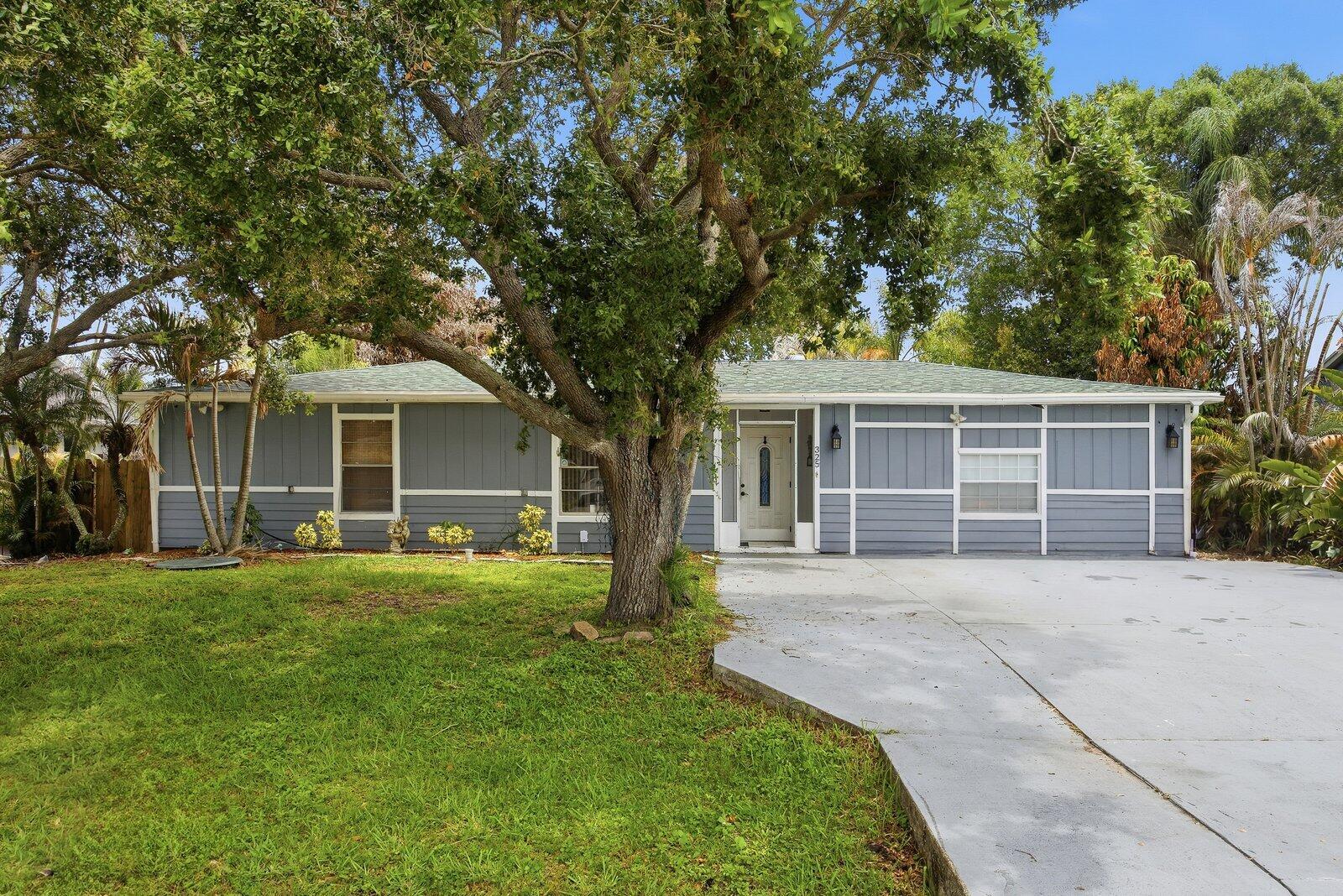 325 Nw Dearman Street Property Photo 1