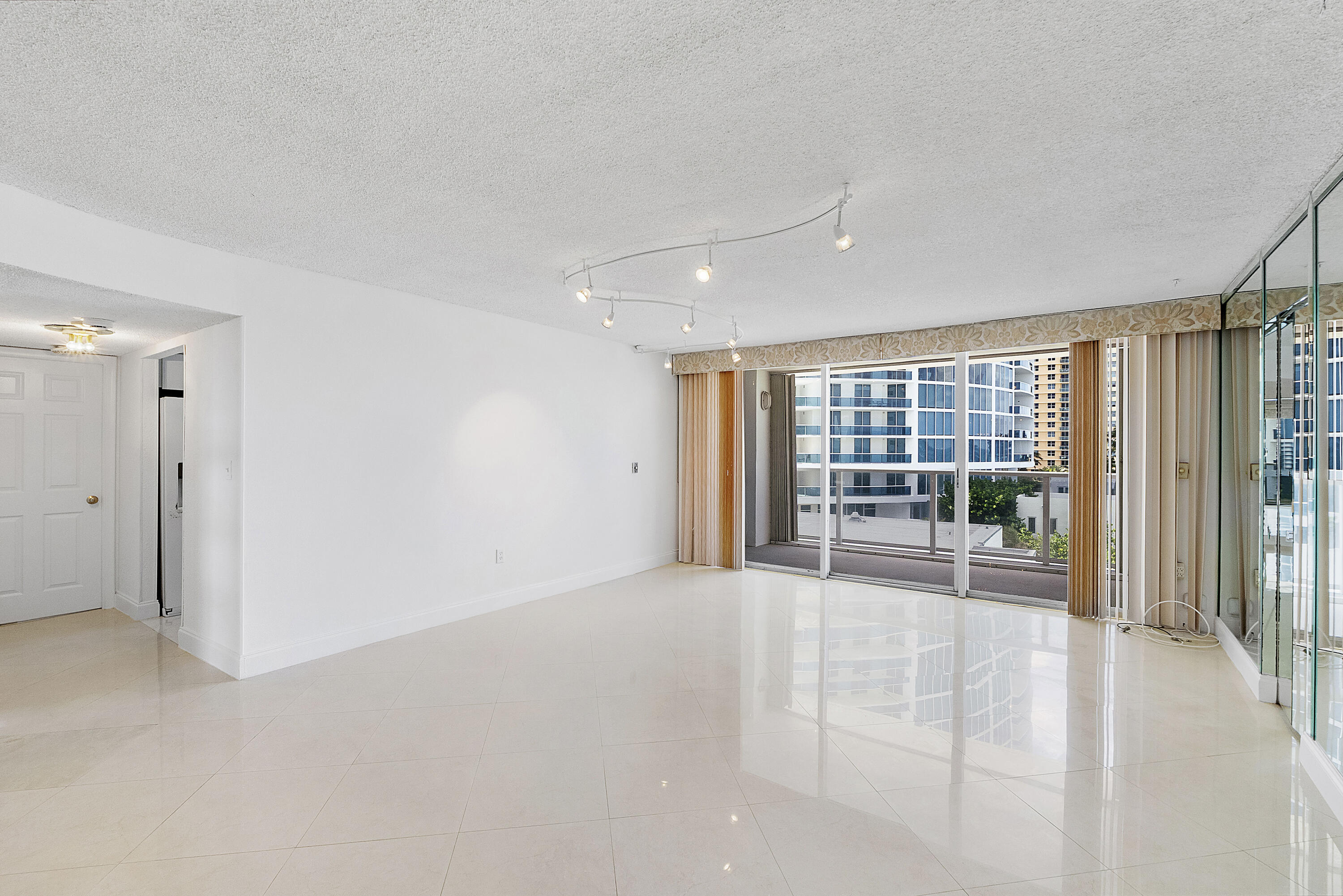 2751 S Ocean Drive 602s Property Photo 4