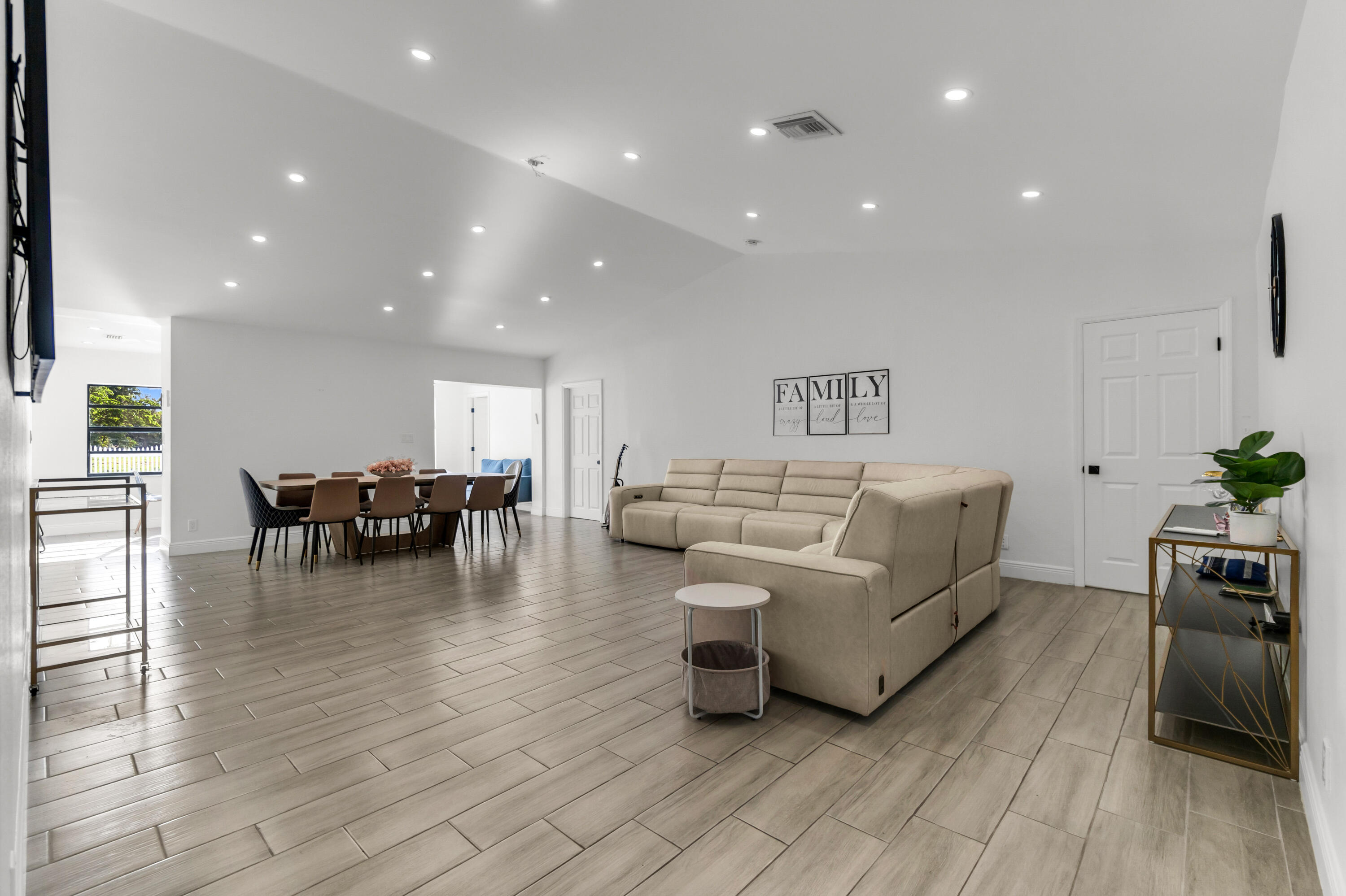 10131 Camelback Lane Property Photo 4