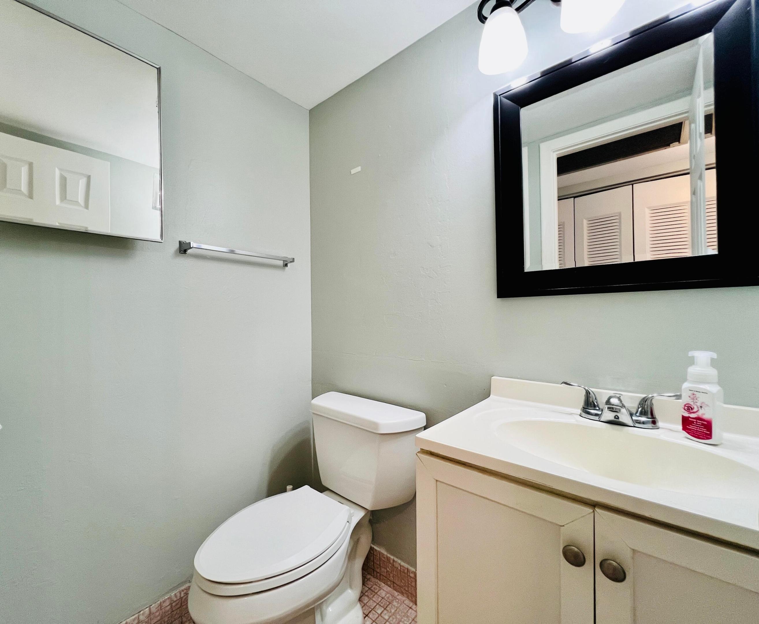 330 Southampton B Property Photo 6