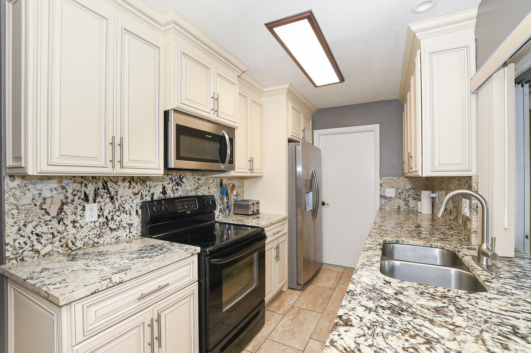 610 Nw Marion Avenue Property Photo 1