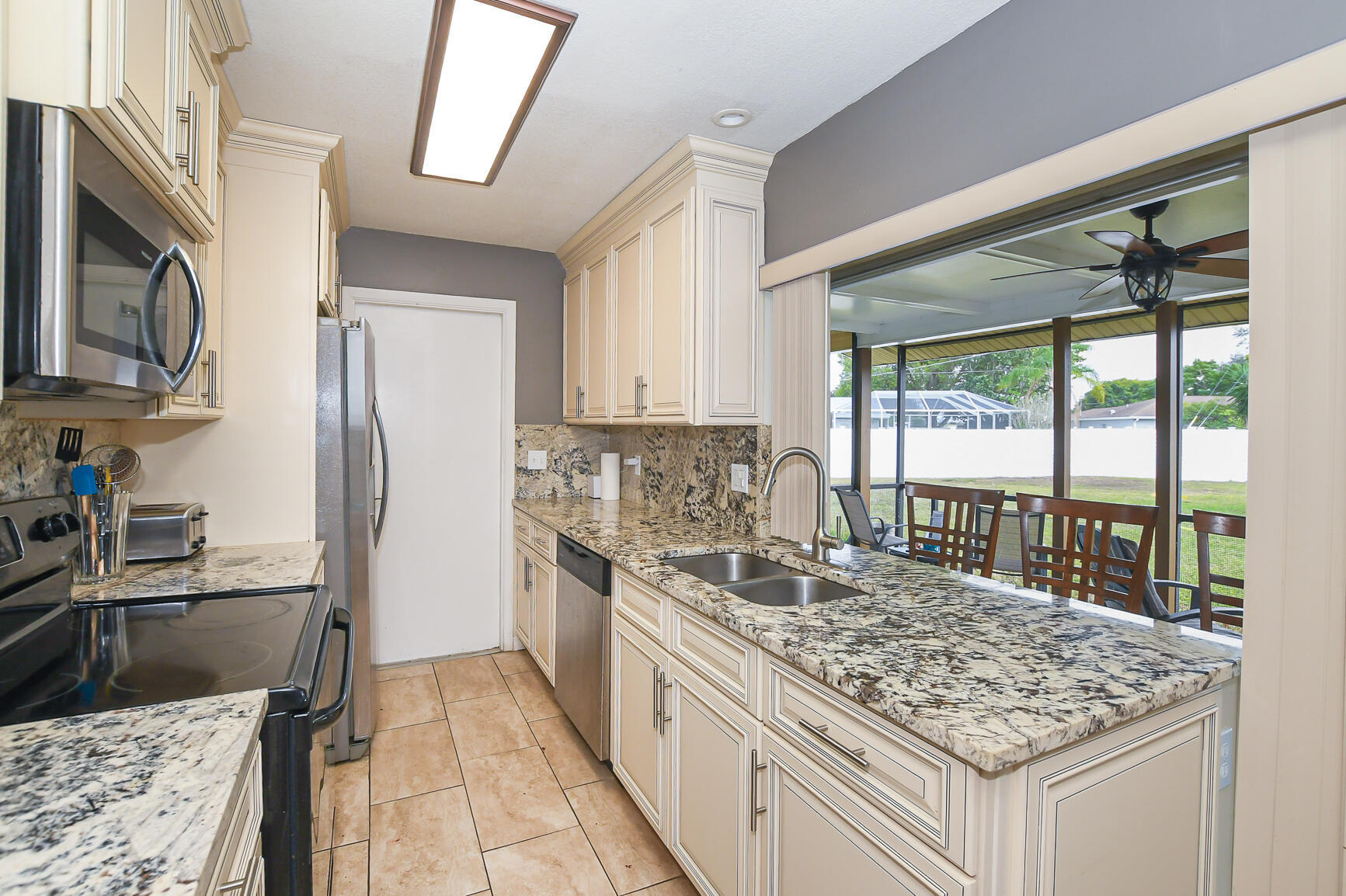 610 Nw Marion Avenue Property Photo 3