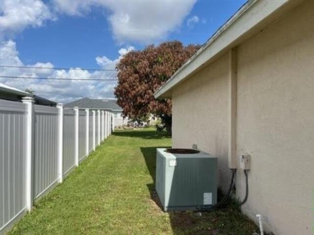 1944 Sw Breezeway Street Property Photo 3